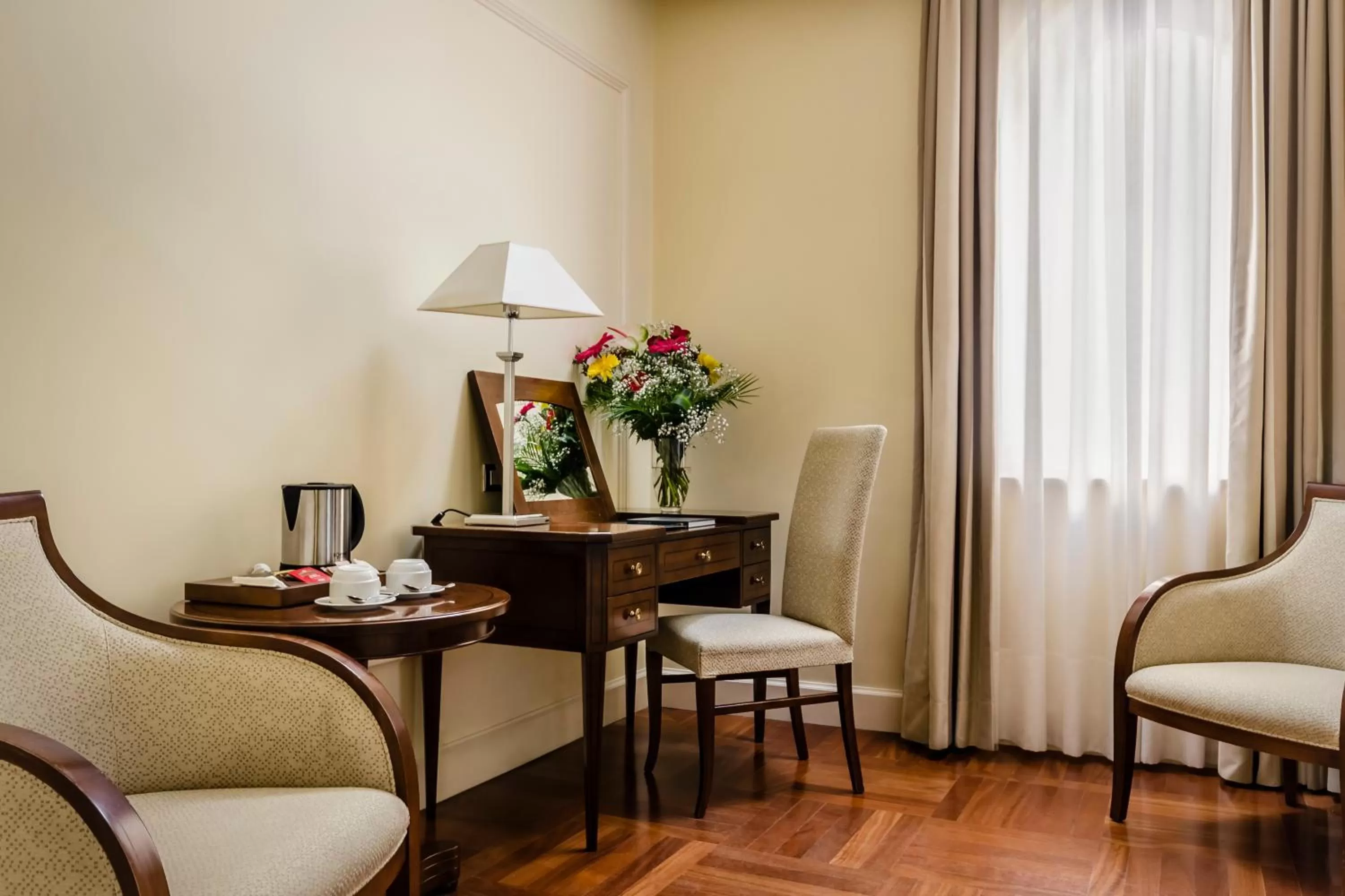 Photo of the whole room in Eurostars Centrale Palace Hotel