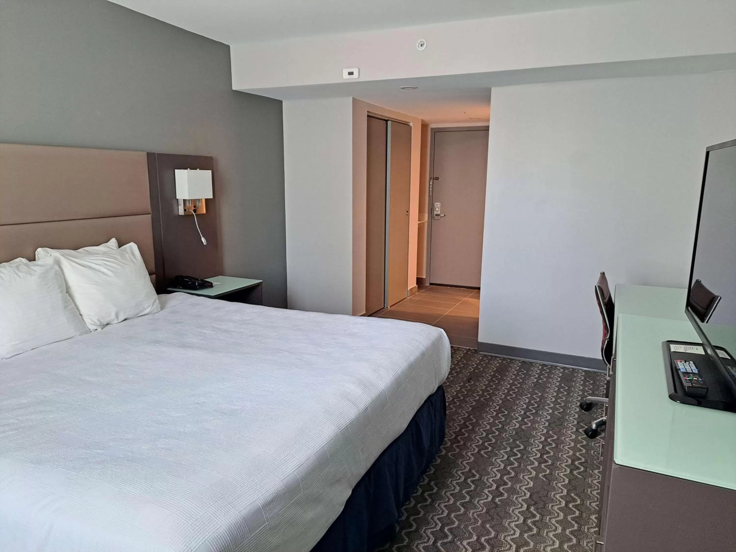 Bedroom, Bed in Best Western Plus Vancouver Airport Hotel