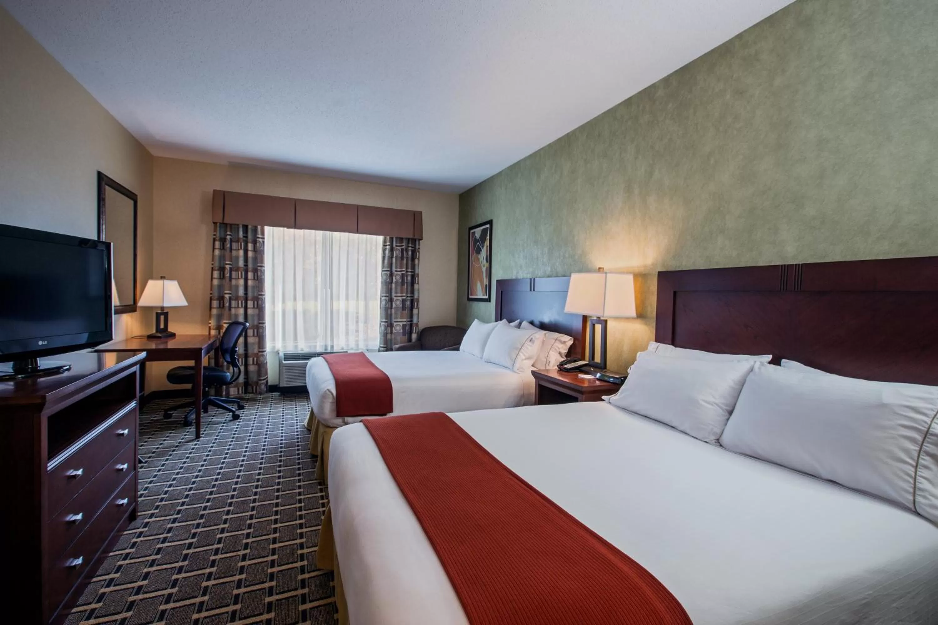 Photo of the whole room, Bed in Holiday Inn Express Hotel & Suites Youngstown North-Warren/Niles by IHG
