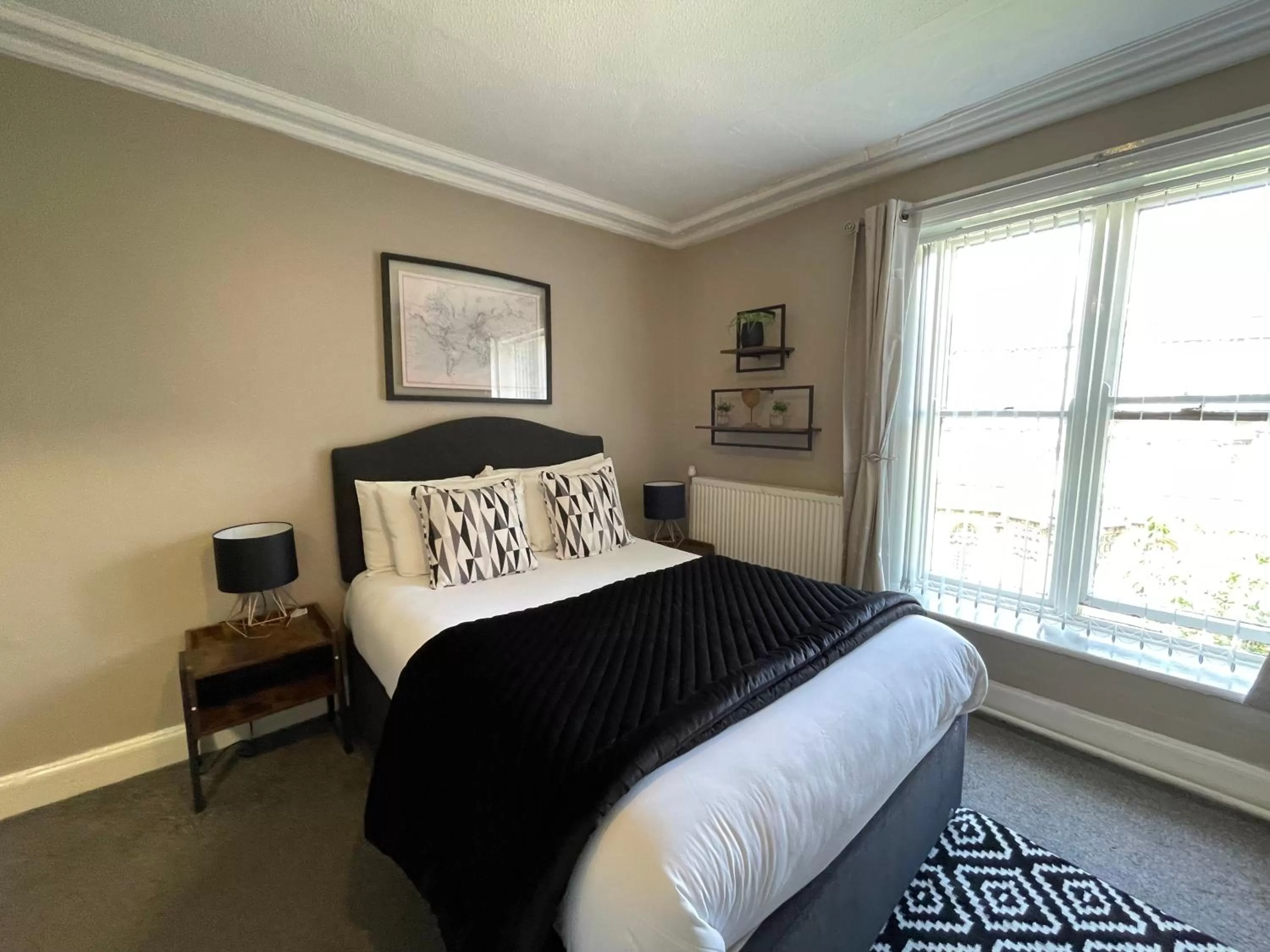 Photo of the whole room, Bed in Mitre Hotel Manchester City Centre