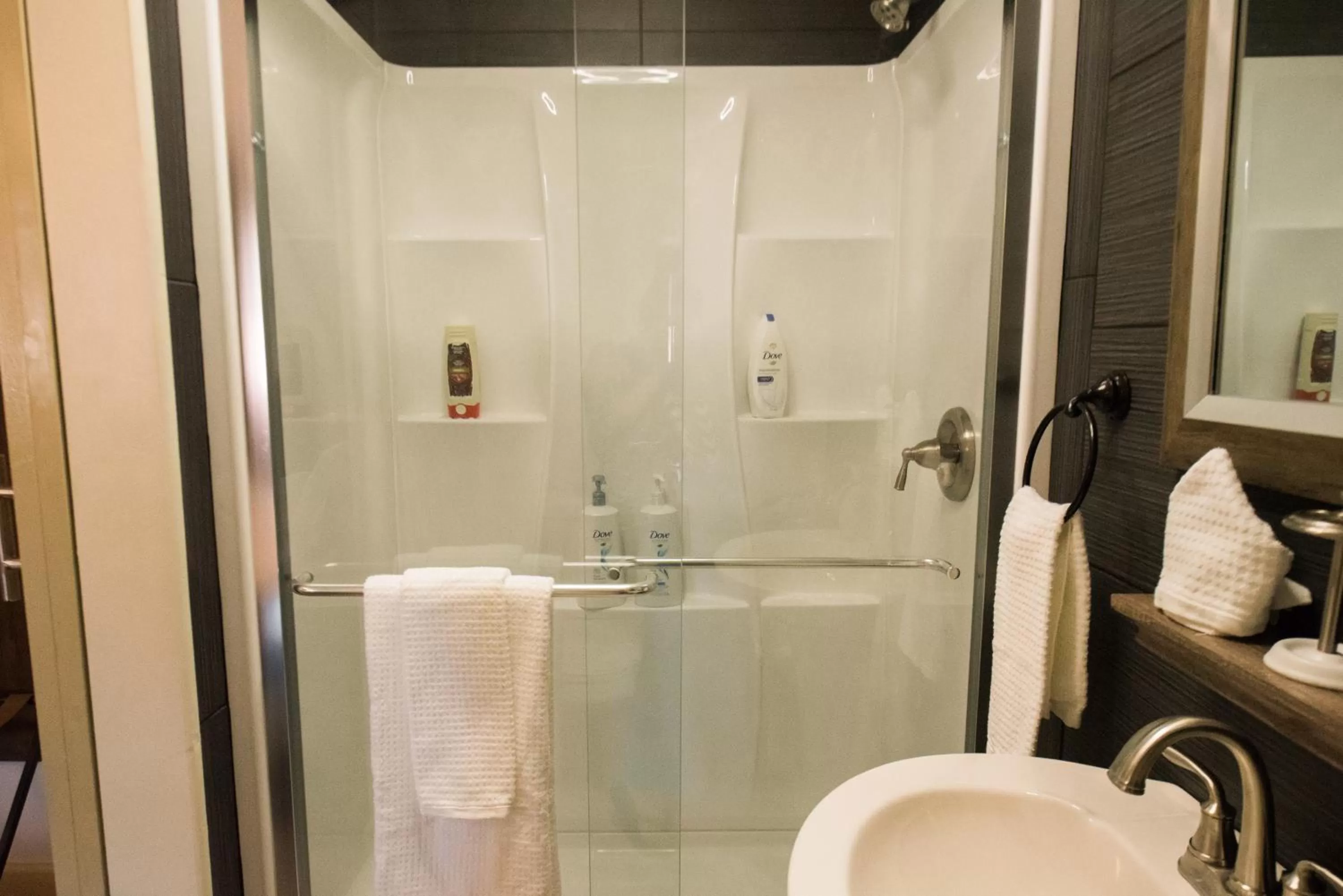 Bathroom in The Little Italy of Niagara Falls Bed & Breakfast