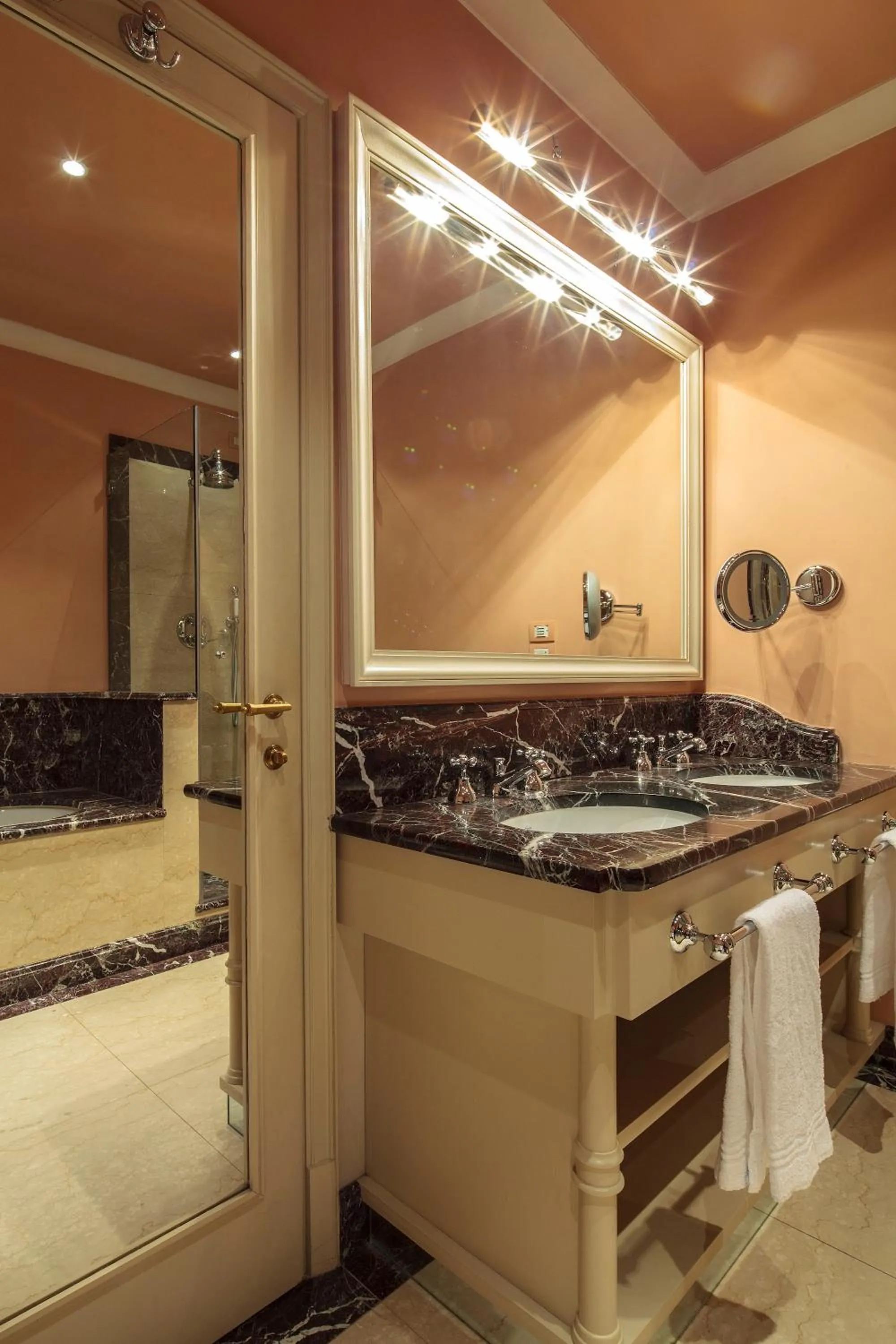 Shower in Al Palazzo del Marchese di Camugliano Residenza d'Epoca