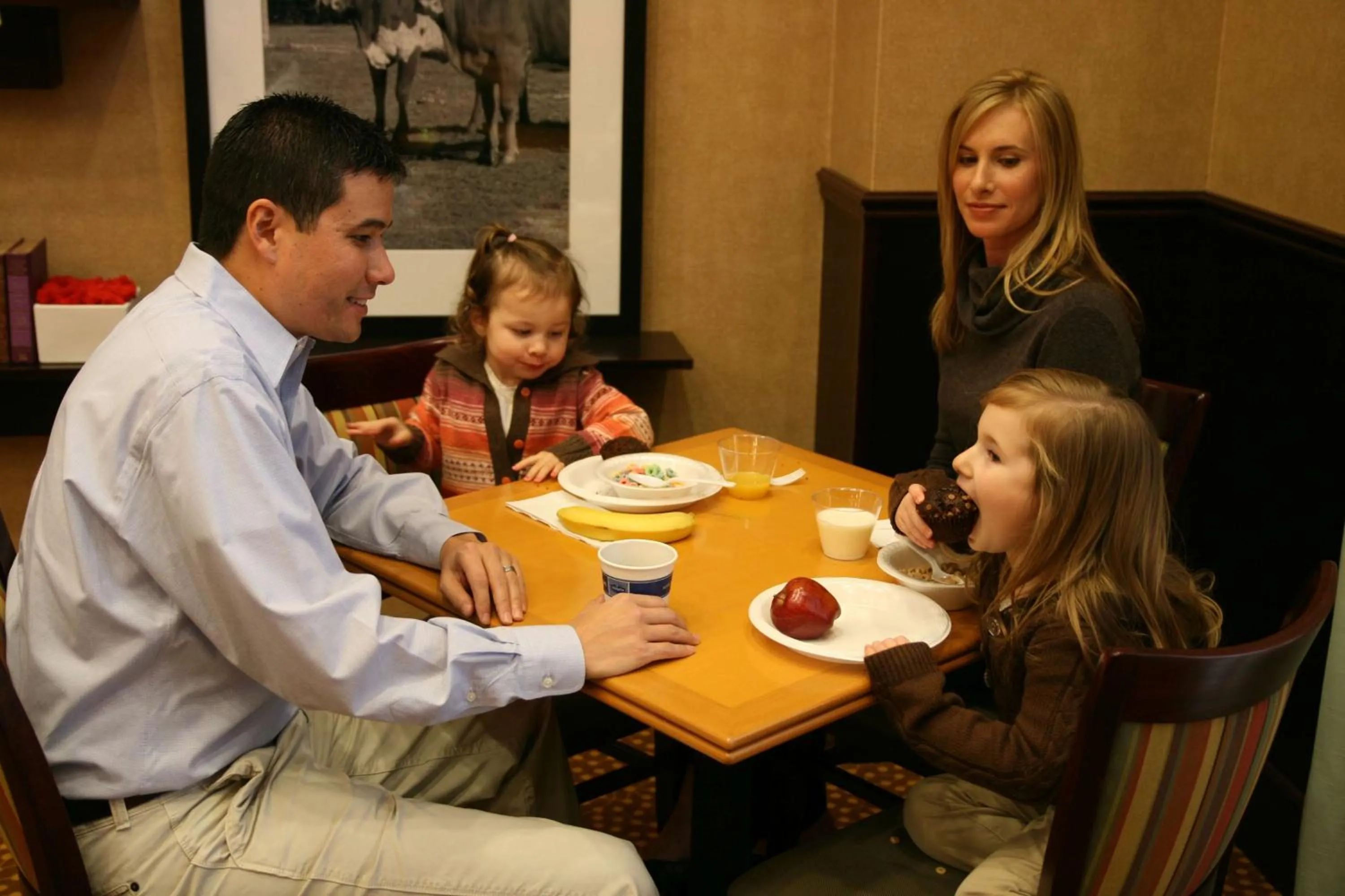 Dining area in Hampton Inn and Suites Austin - Lakeway