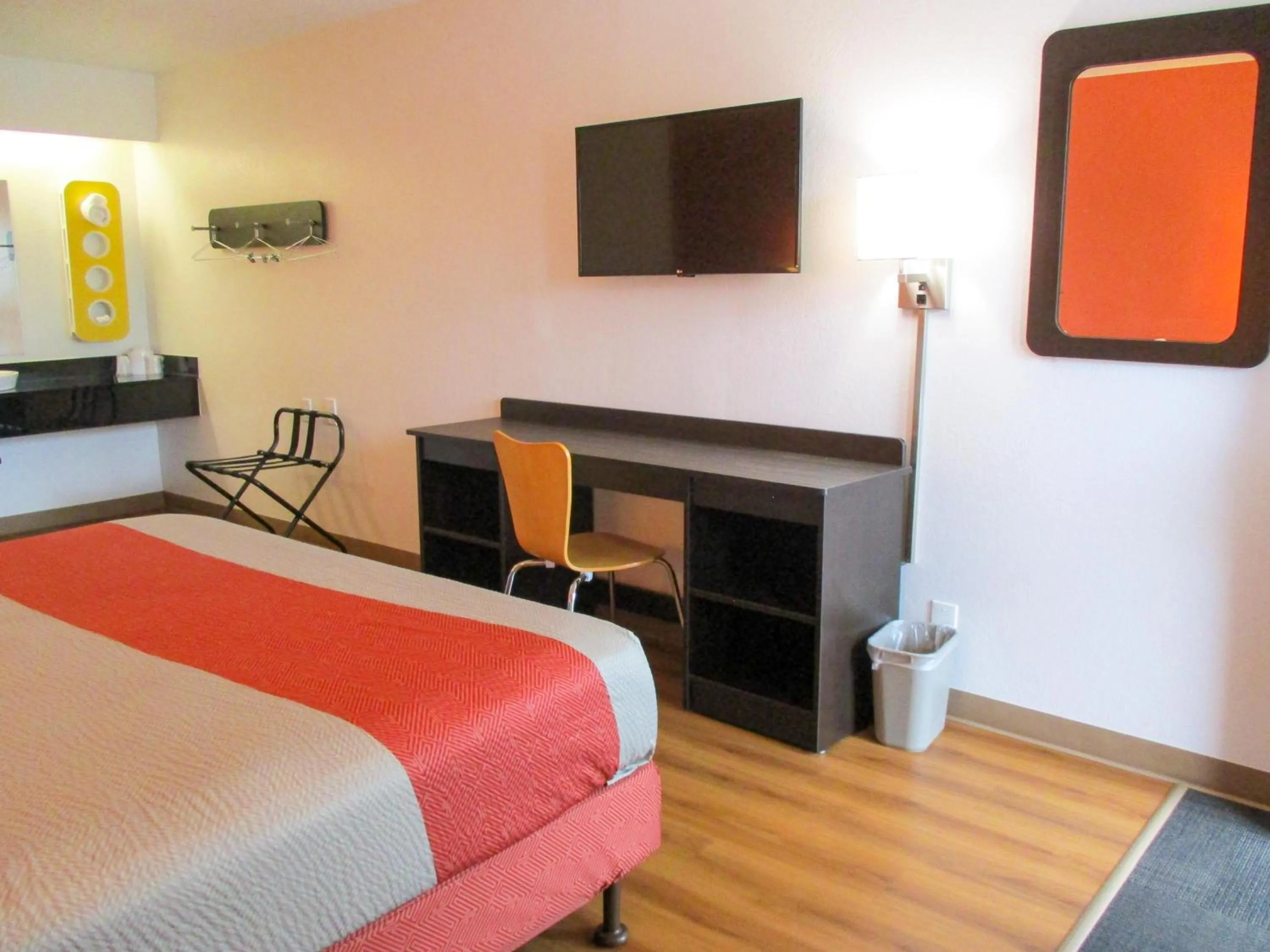 Photo of the whole room, Bed in Motel 6-Memphis, TN - Downtown