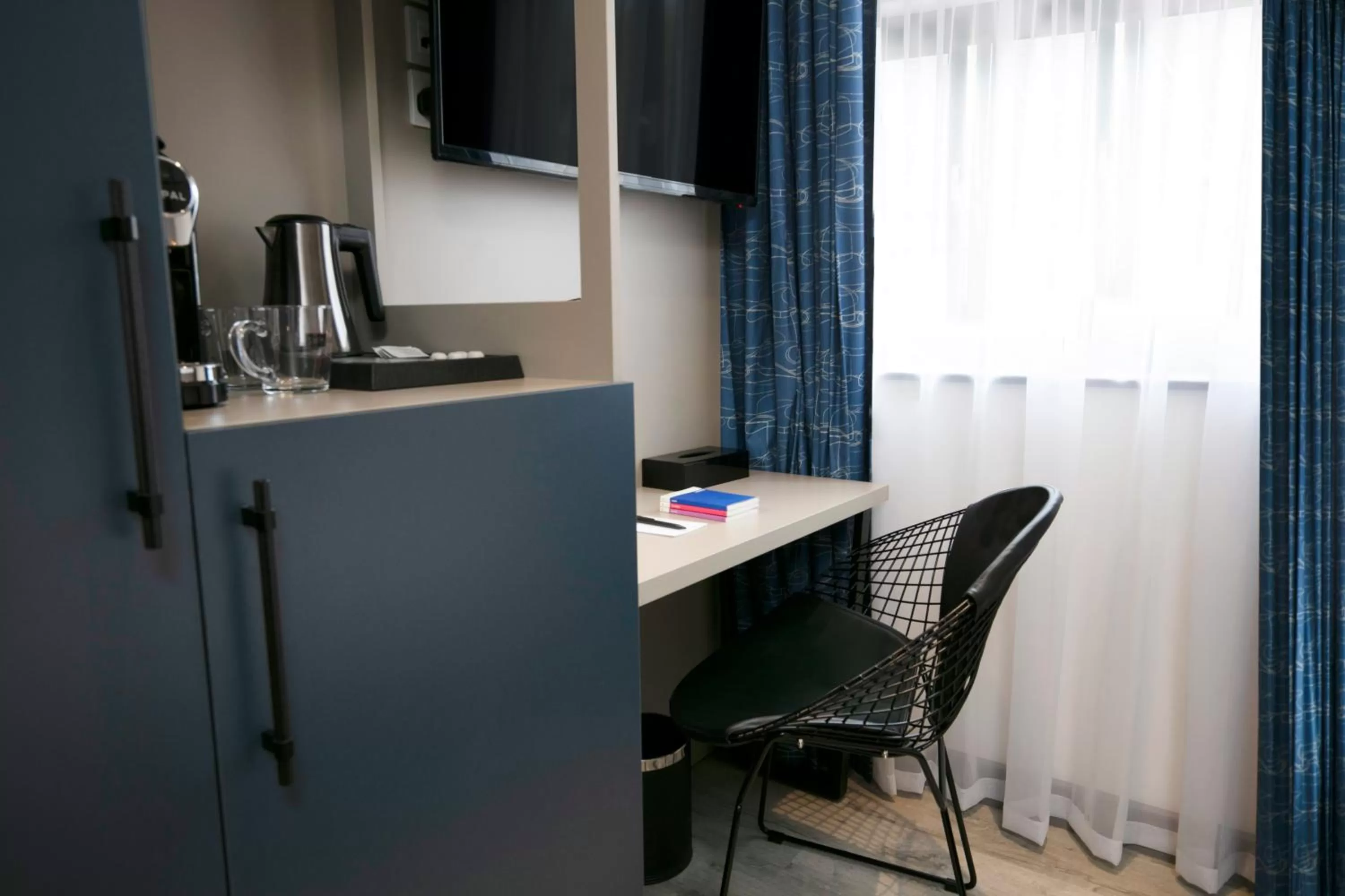 Coffee/tea facilities in Sadie Best Western Hotel at Luton