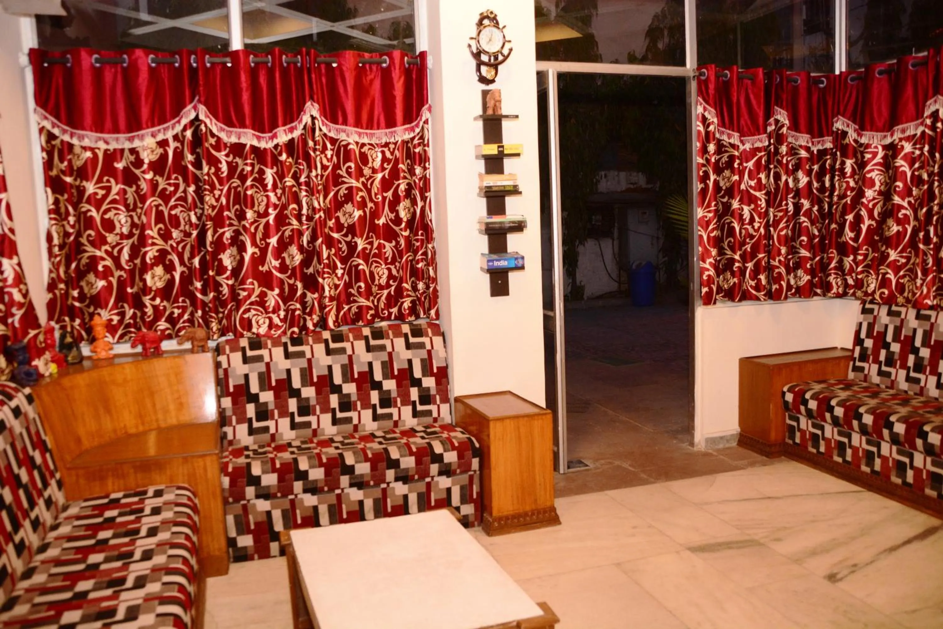 Lobby or reception in Hotel Sugandh Retreat- Near Sindhi Camp Bus station