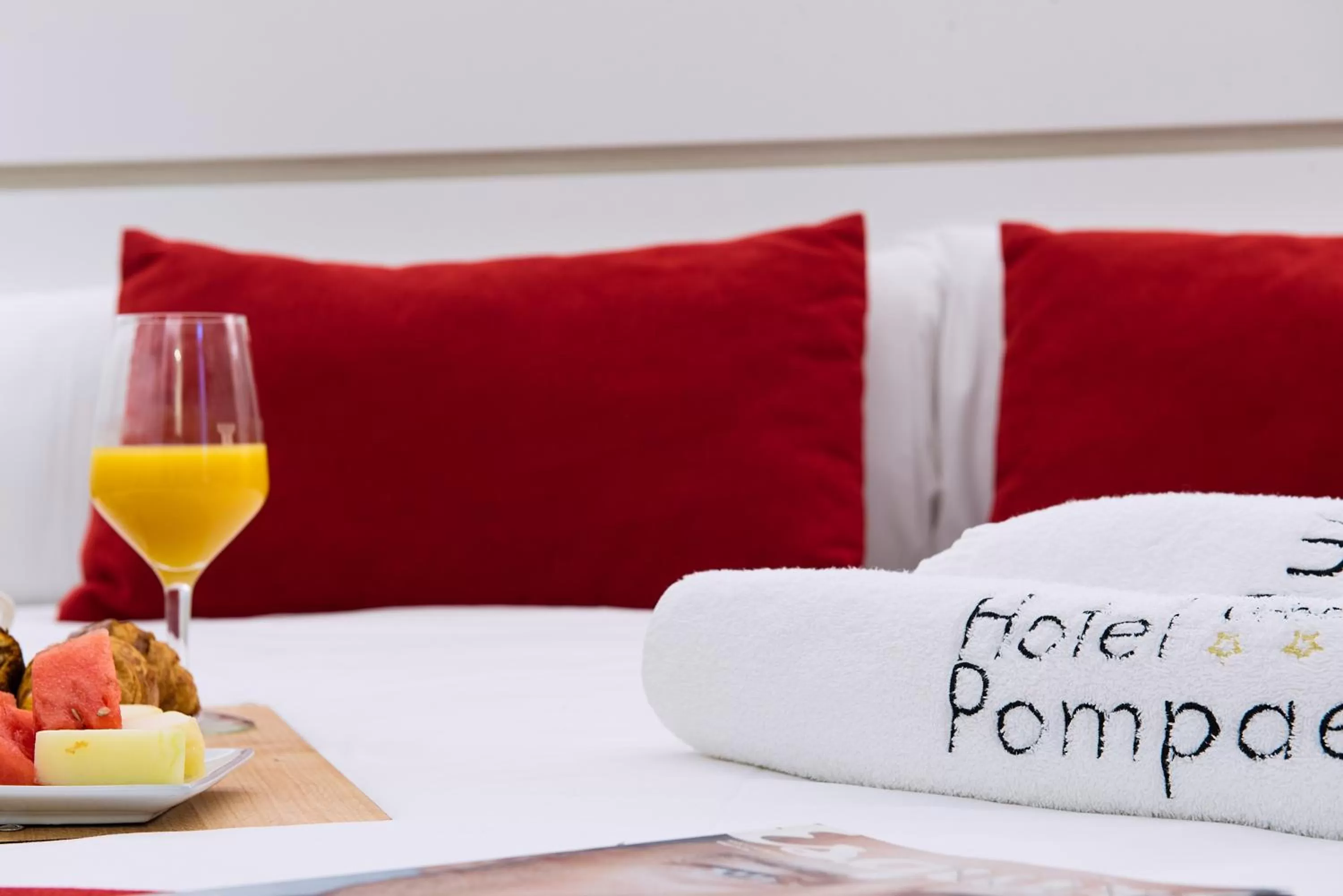 Bedroom, Bed in Hotel Pompaelo Plaza del Ayuntamiento & Spa