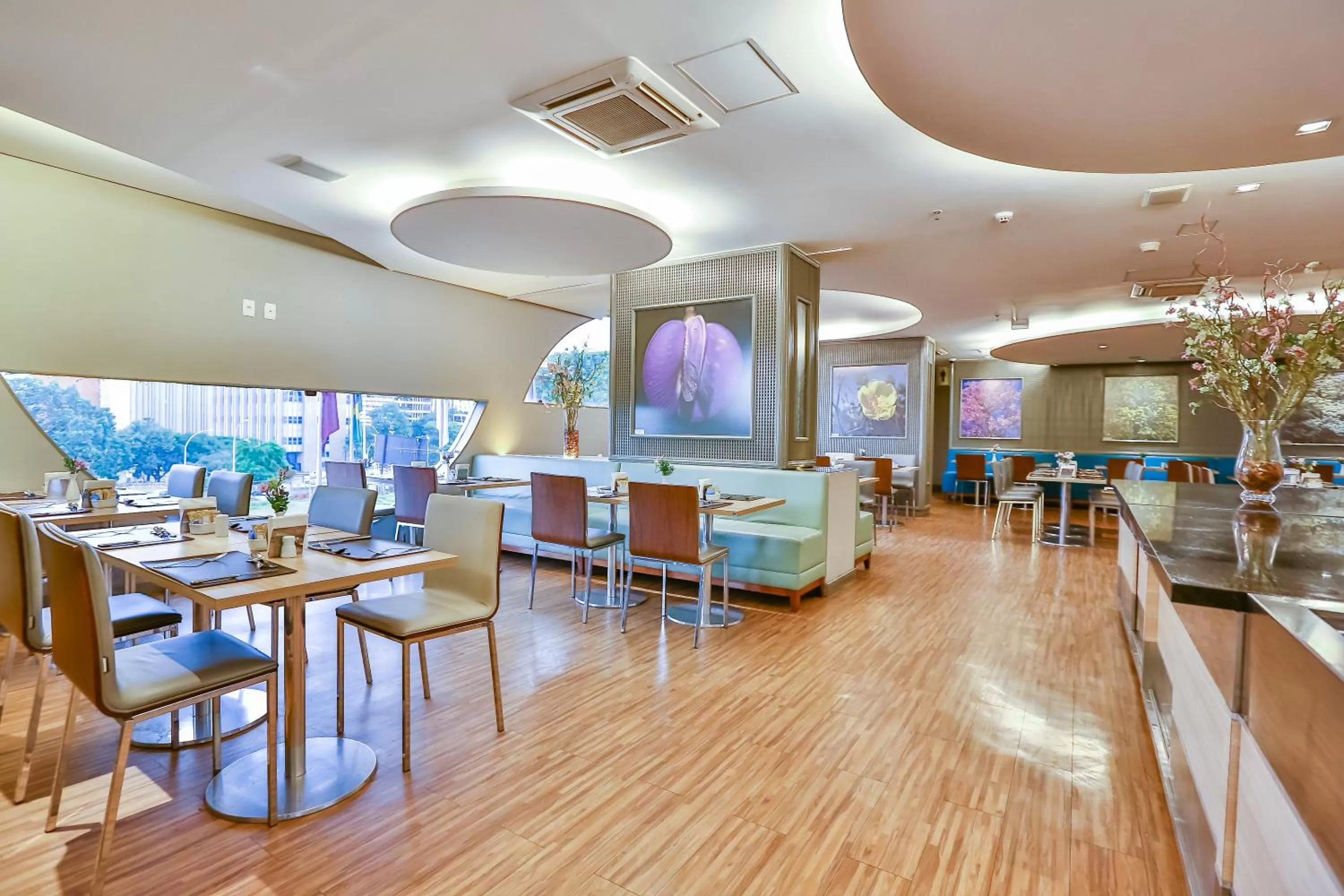 Restaurant/places to eat in St Paul Plaza Hotel