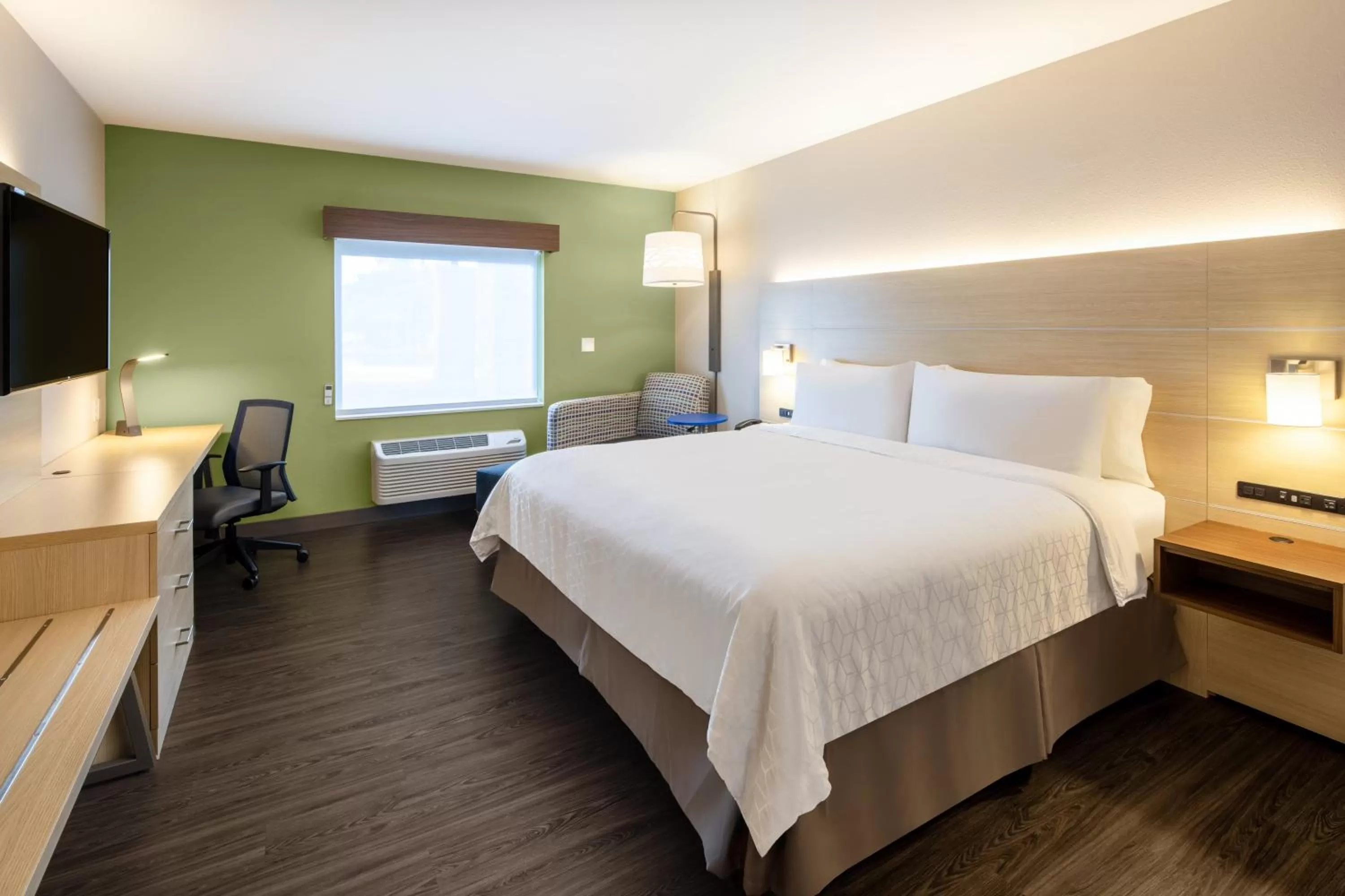Photo of the whole room, Bed in Holiday Inn Express & Suites Ft Myers Beach-Sanibel Gateway by IHG
