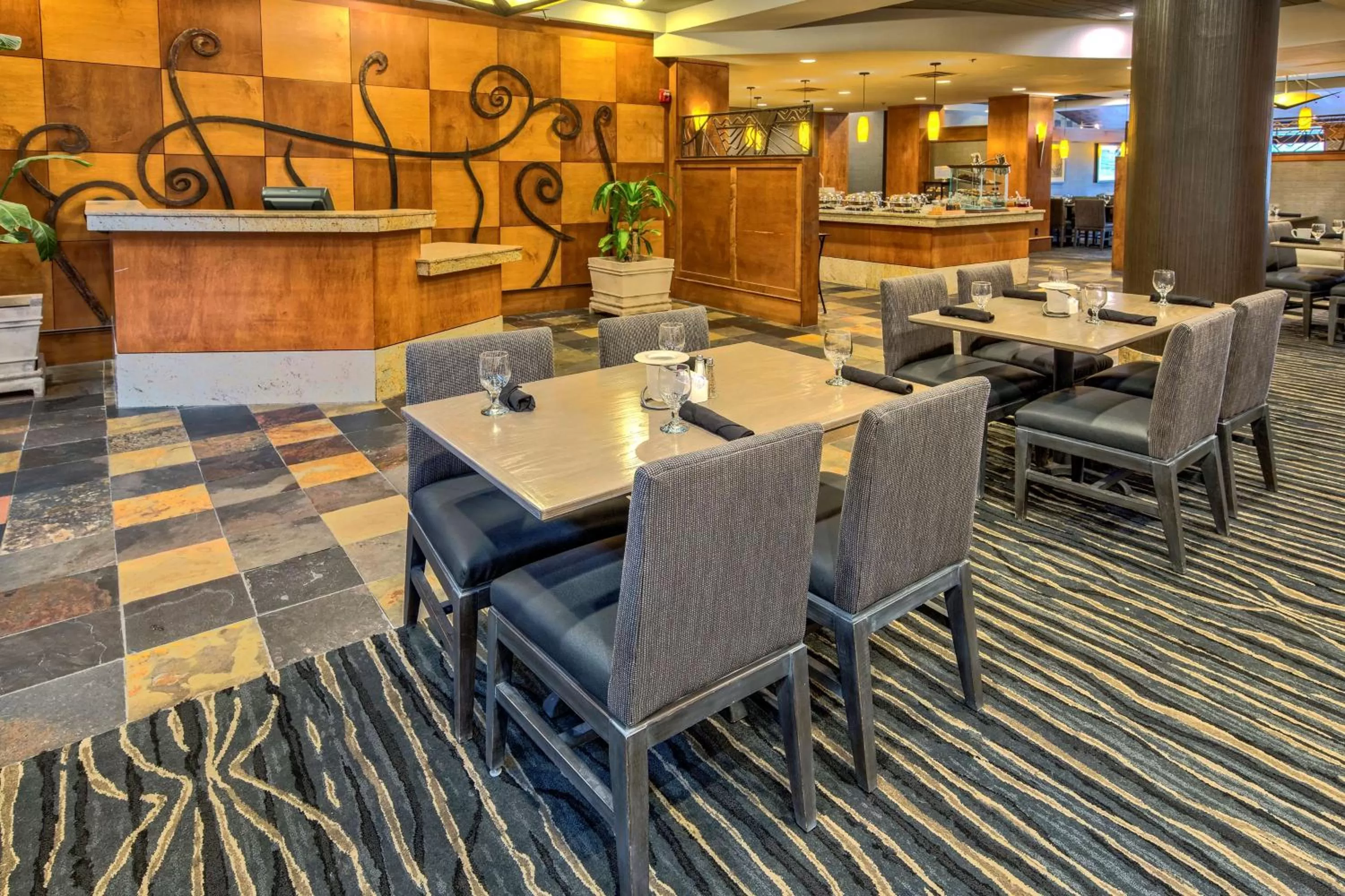 Restaurant/places to eat in Hilton Knoxville Airport