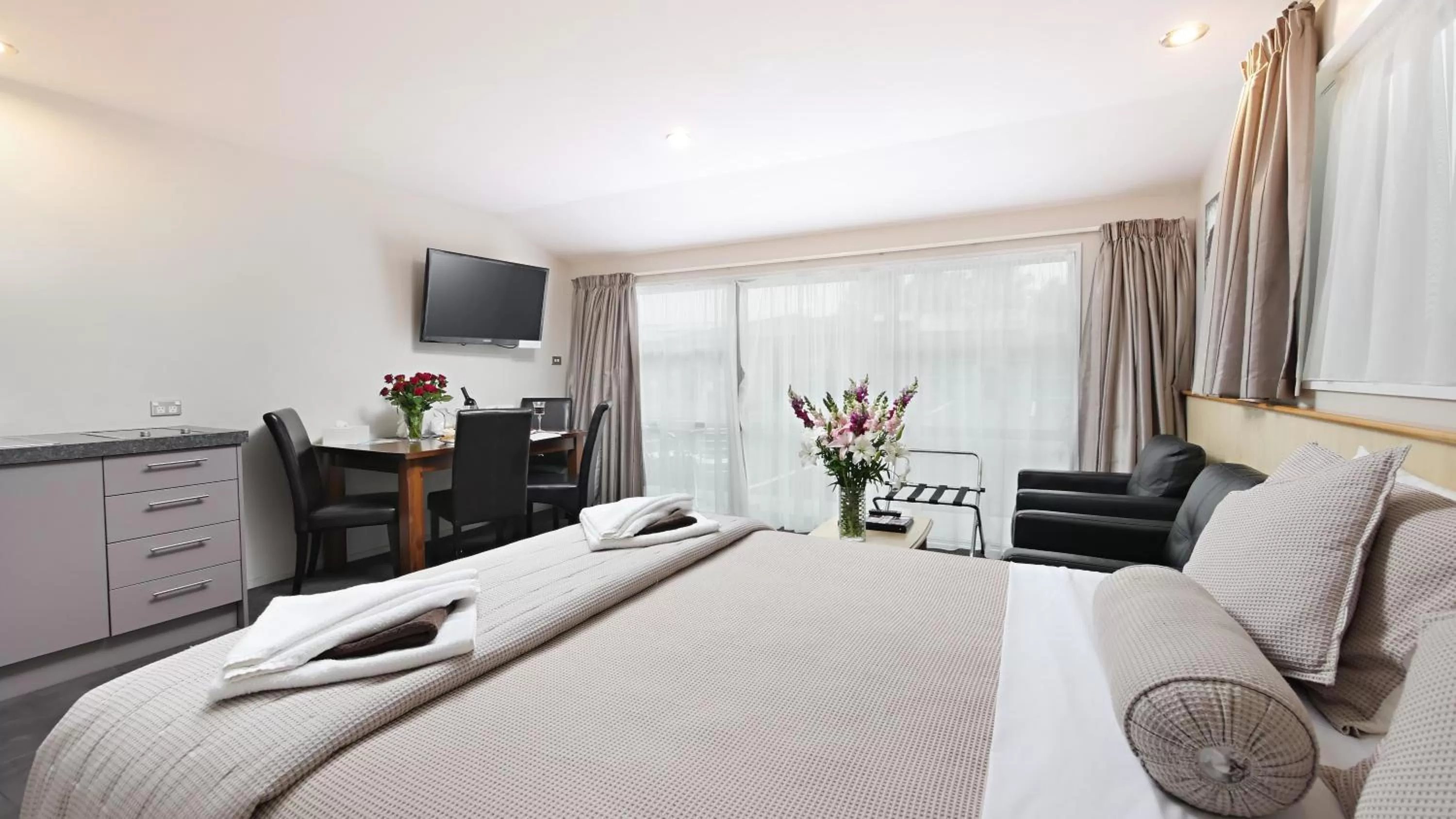 TV and multimedia, Bed in Arthur's Court Motor Lodge