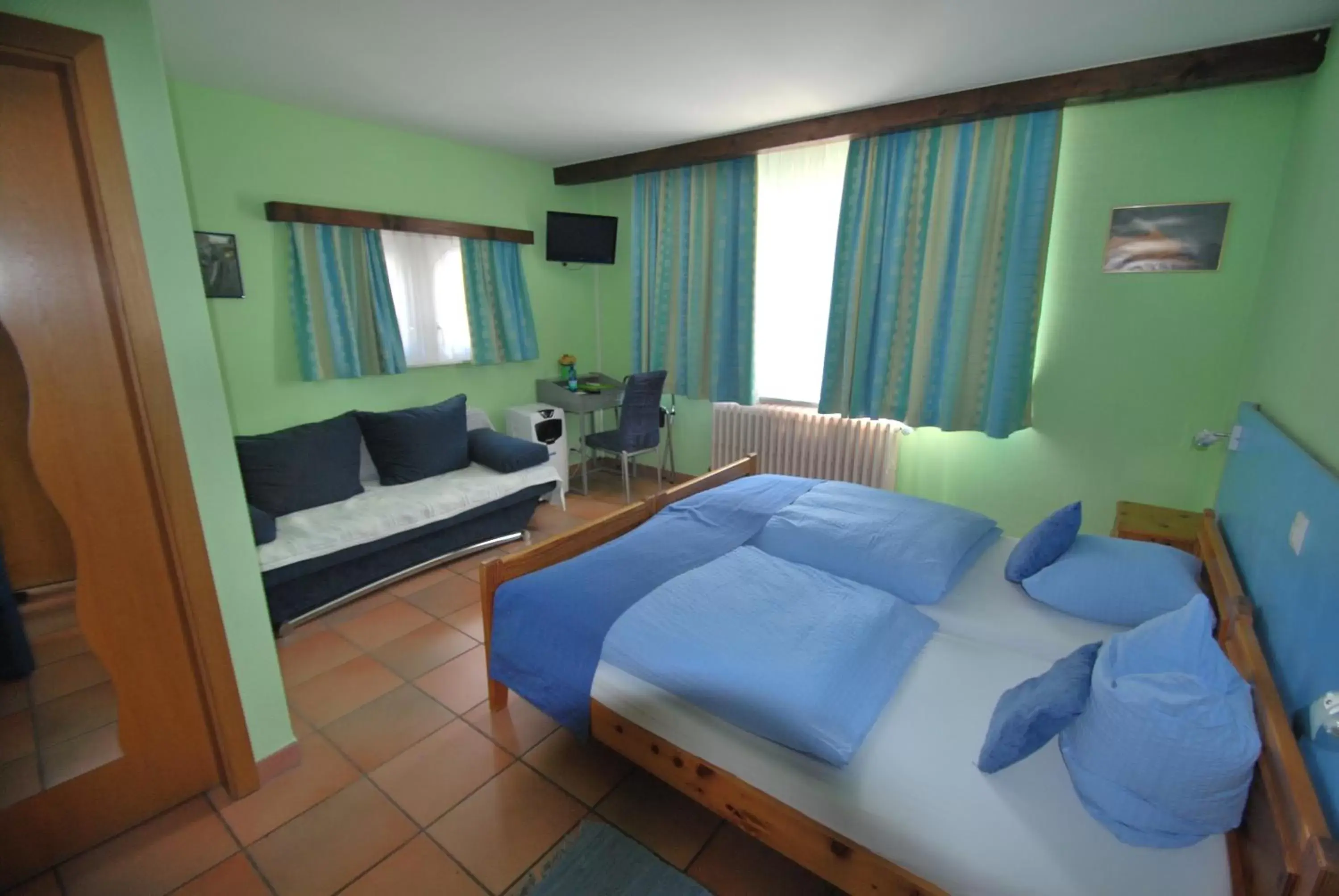 Twin Room with Shower in La Promenade Twin Room with Shower in La Promenade