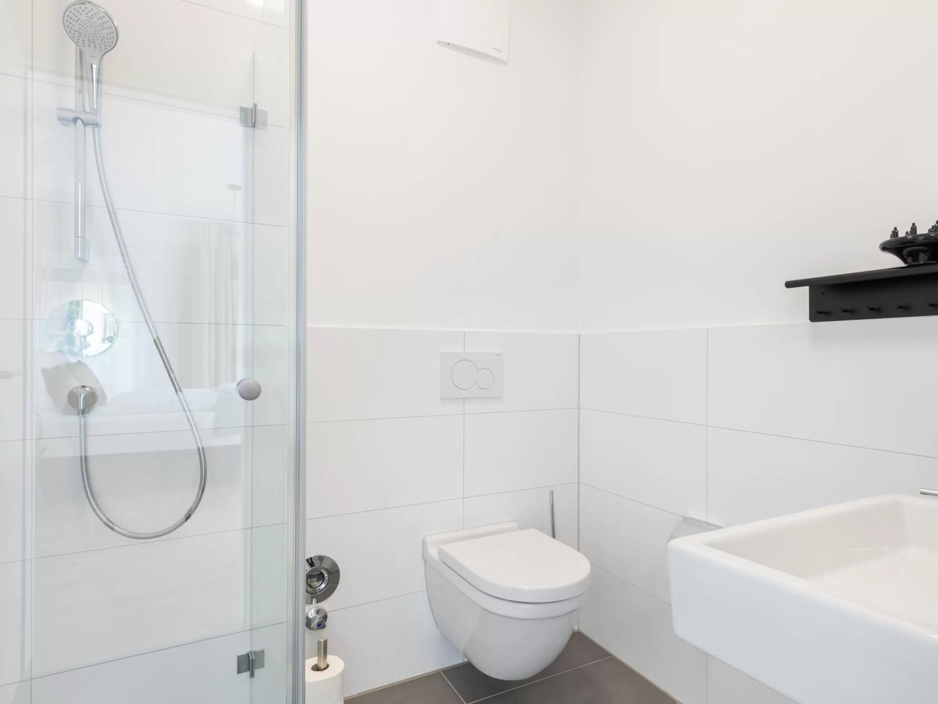 Shower in Limehome Gütersloh Eickhoffstraße