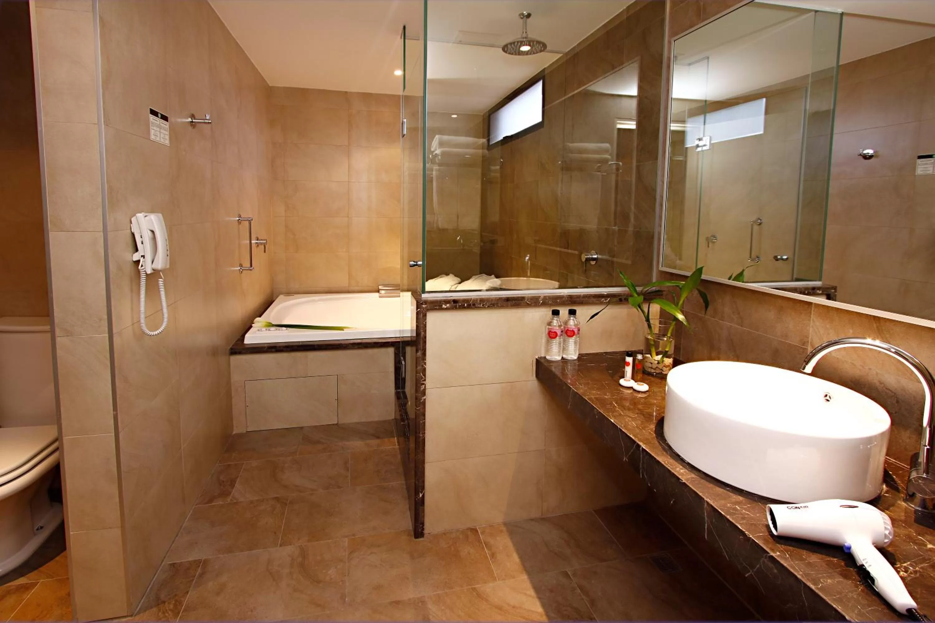 Bathroom in Hotel Reina Isabel