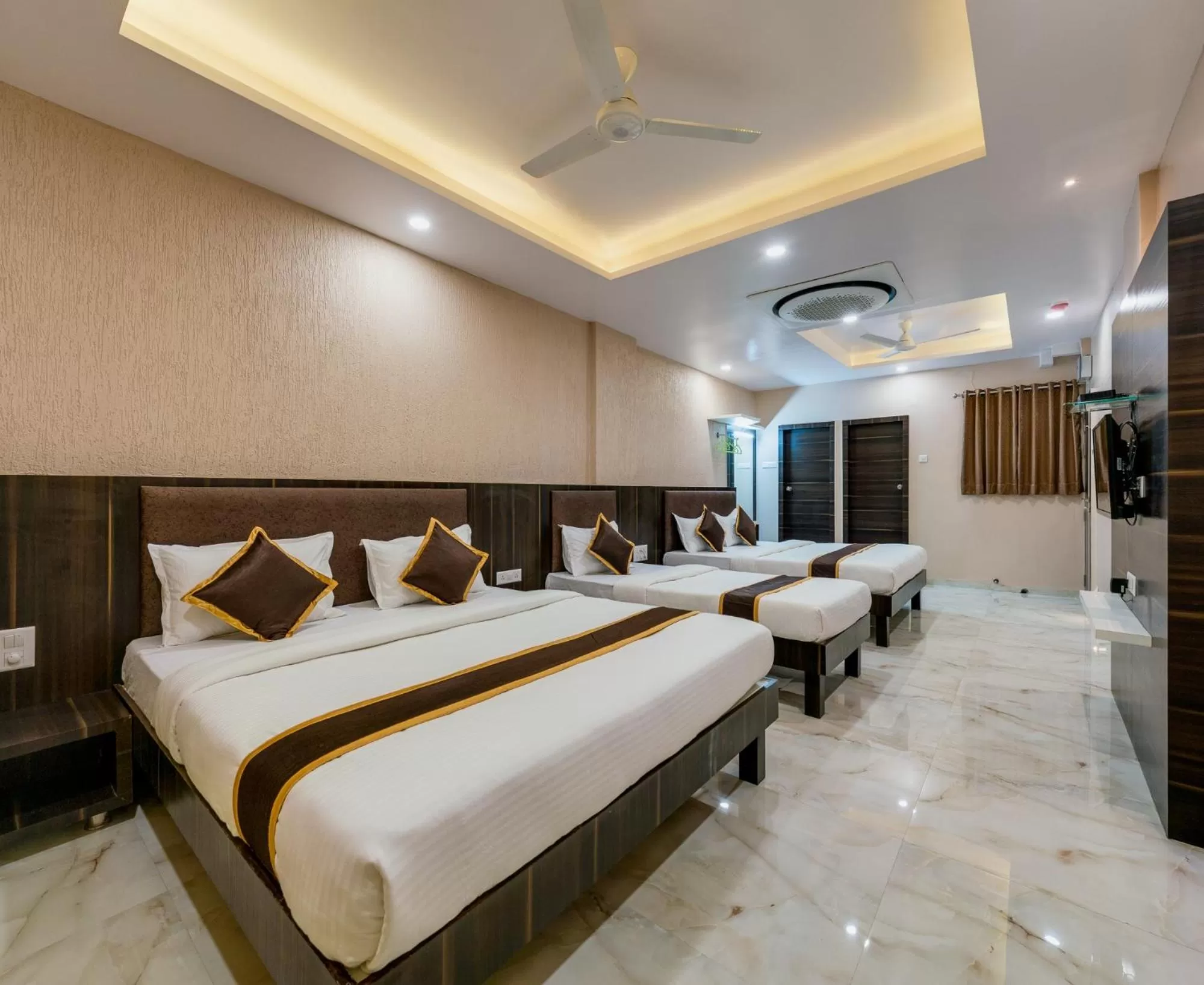 Bed in Hotel Aatithya Satkar Near Mahalaxmi Temple