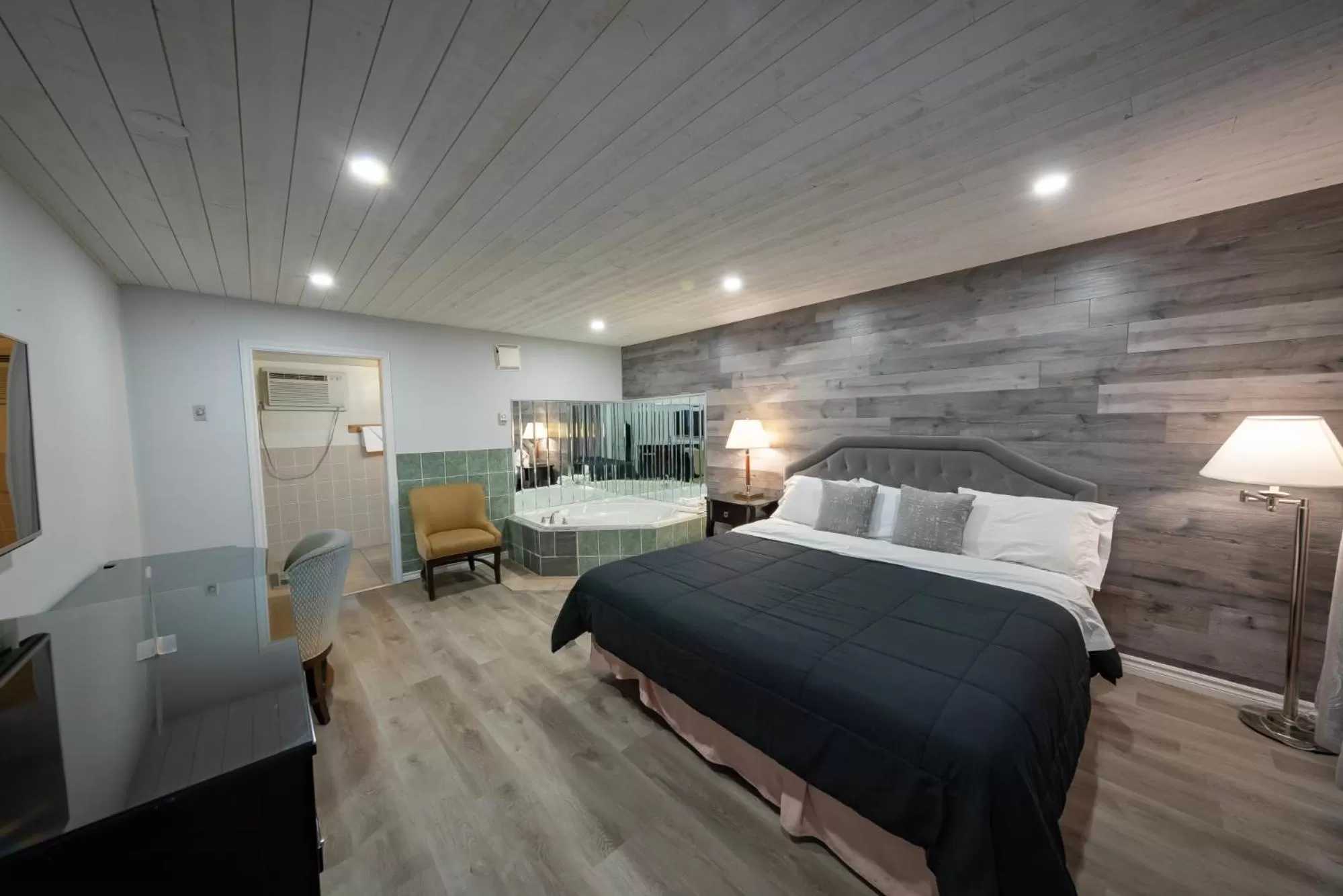 Bed in Choice Inn by the falls