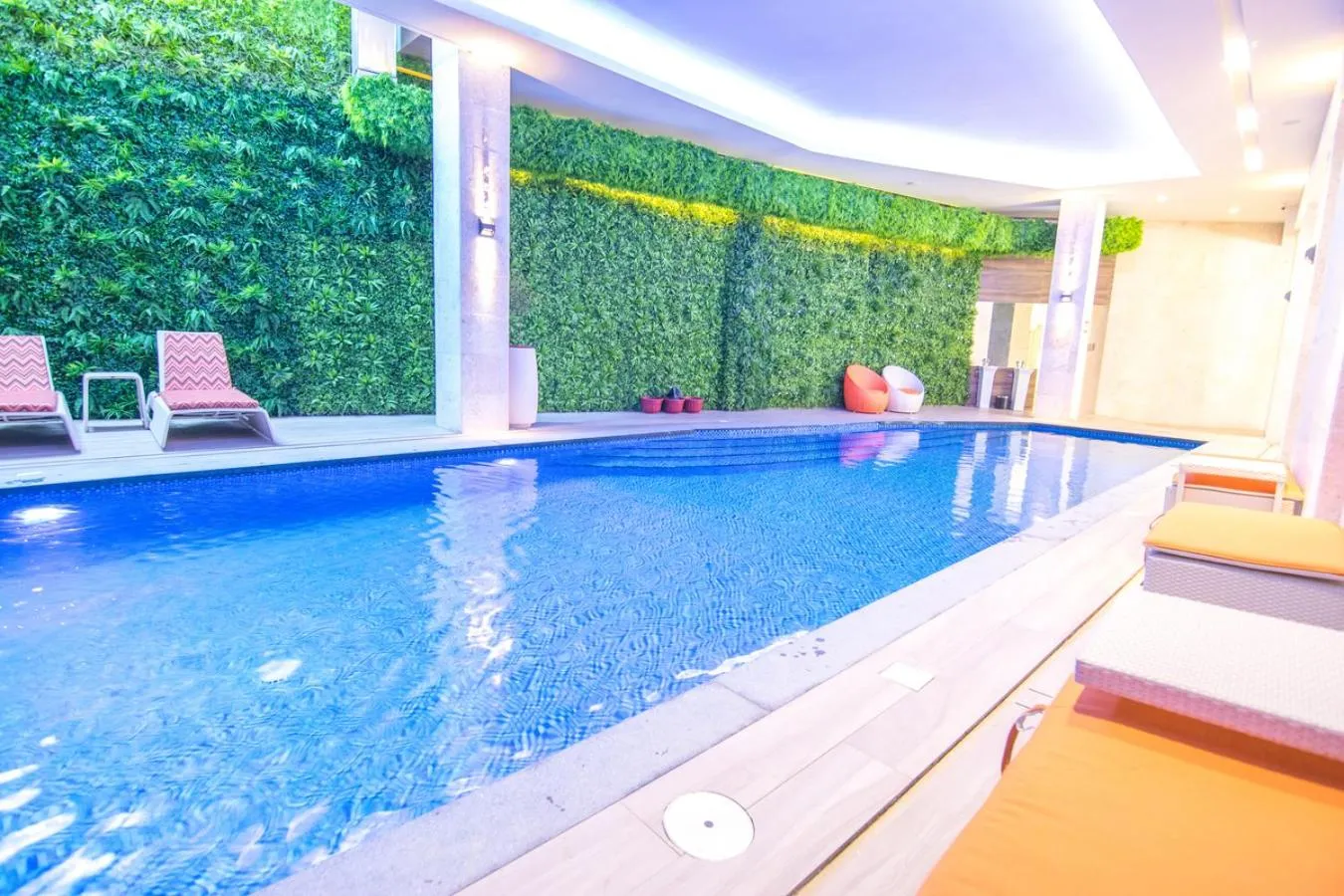 Swimming pool in Goldberry Lite Hotel
