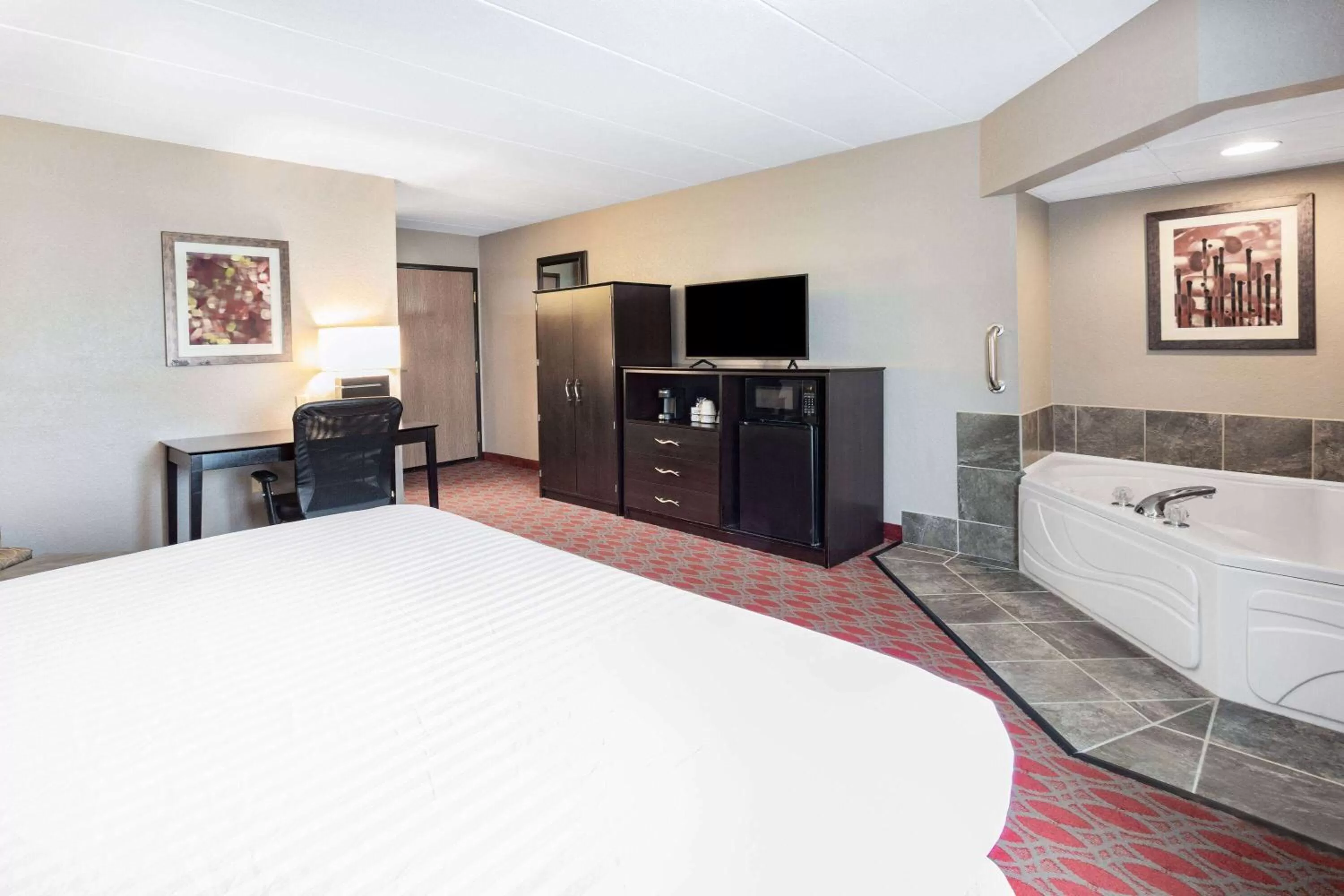 Hot Tub, Bed in Baymont by Wyndham Brooklyn Center