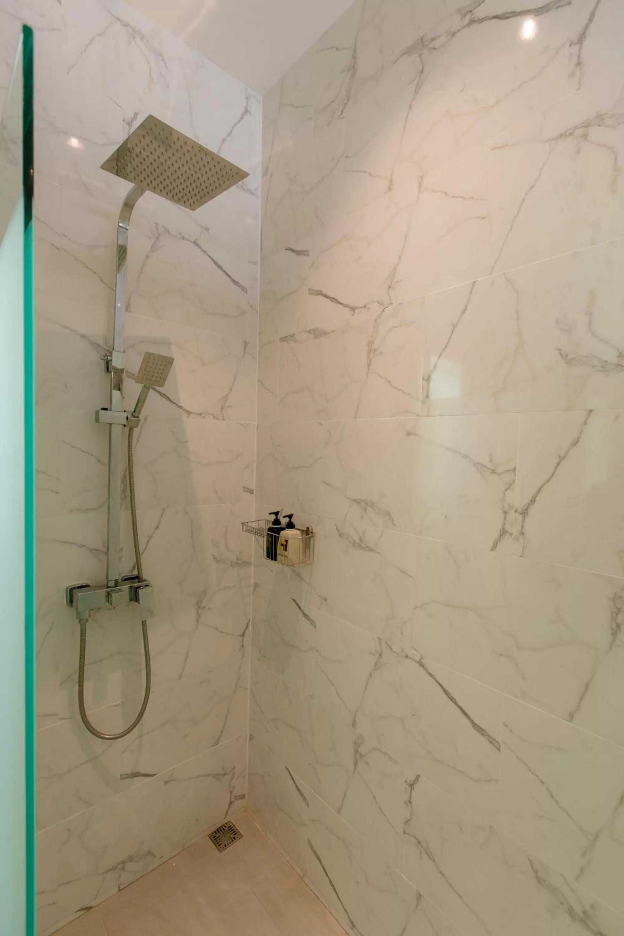 Shower in De Hug Hotel & Residence