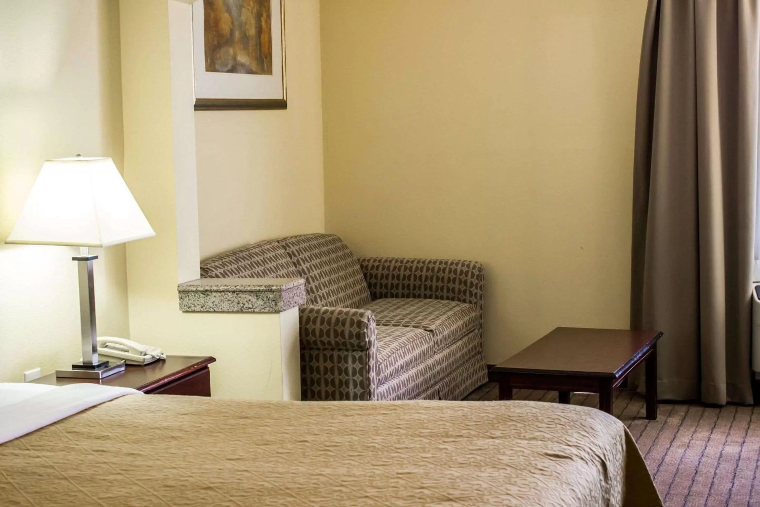 Photo of the whole room, Bed in Quality Inn Fuquay Varina East