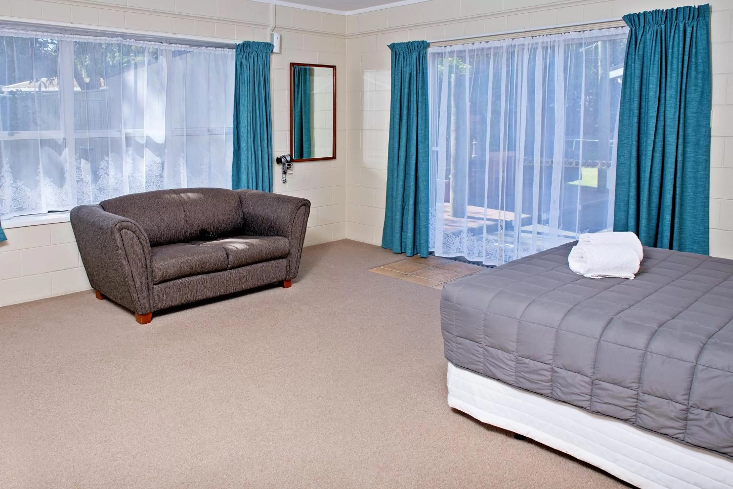 Photo of the whole room, Bed in Tourist Court Motel