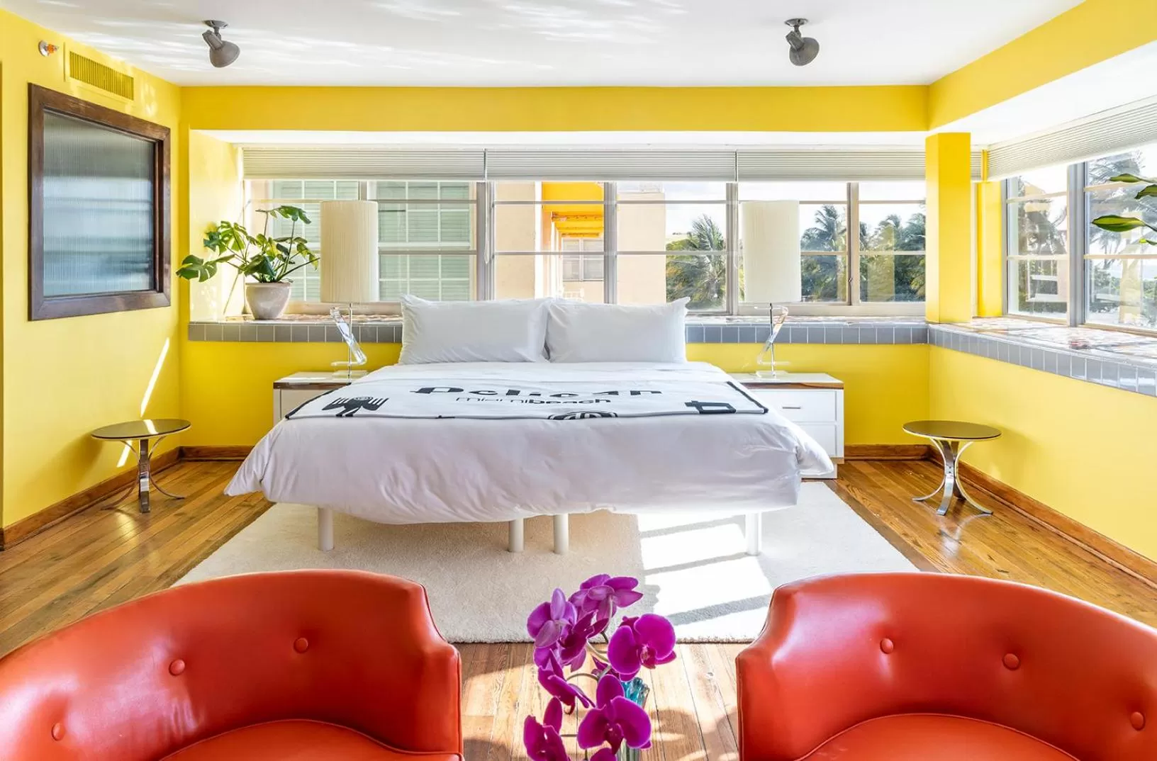 Photo of the whole room, Bed in Pelican Hotel