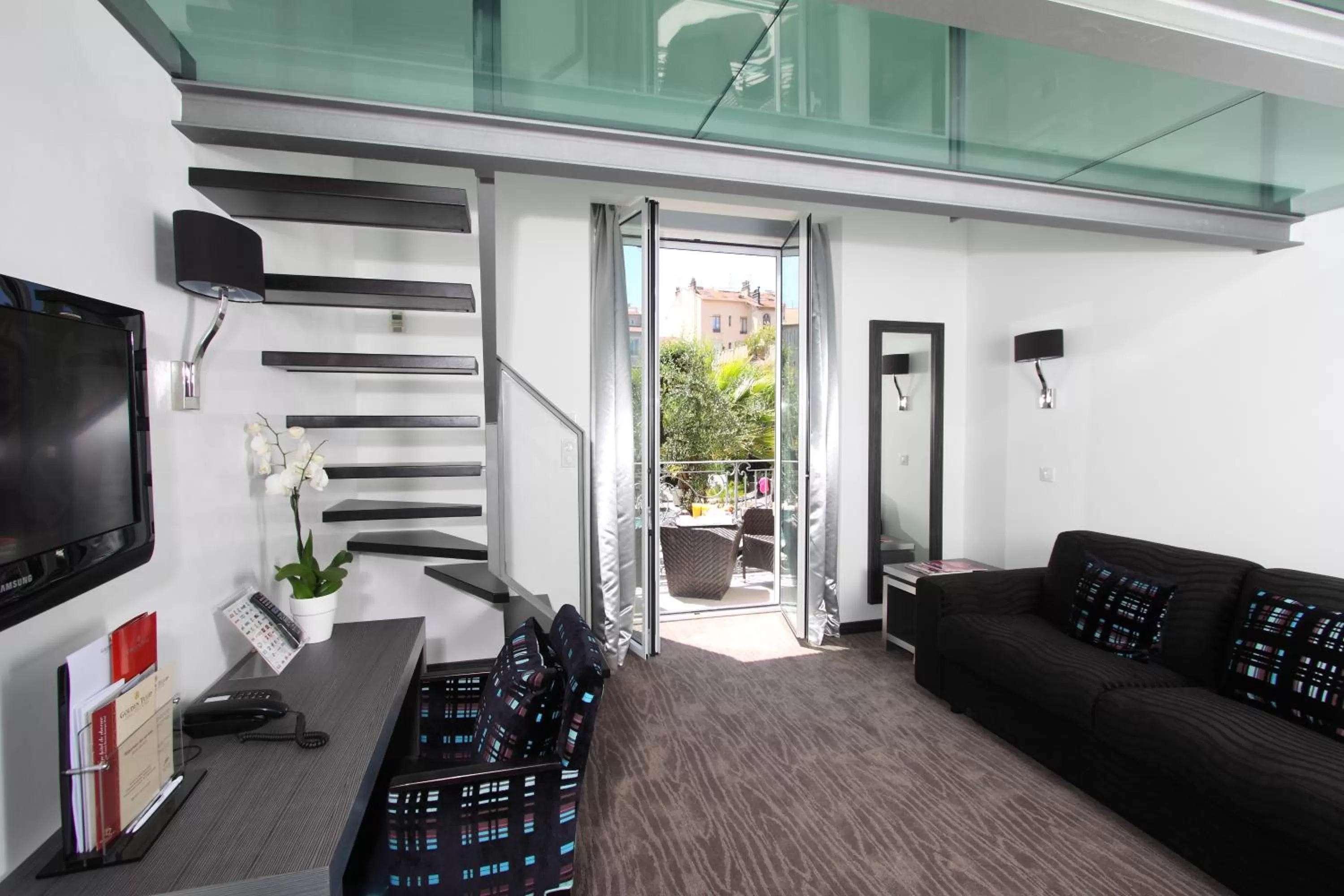 TV and multimedia in GOLDEN TULIP CANNES HOTEL de PARIS