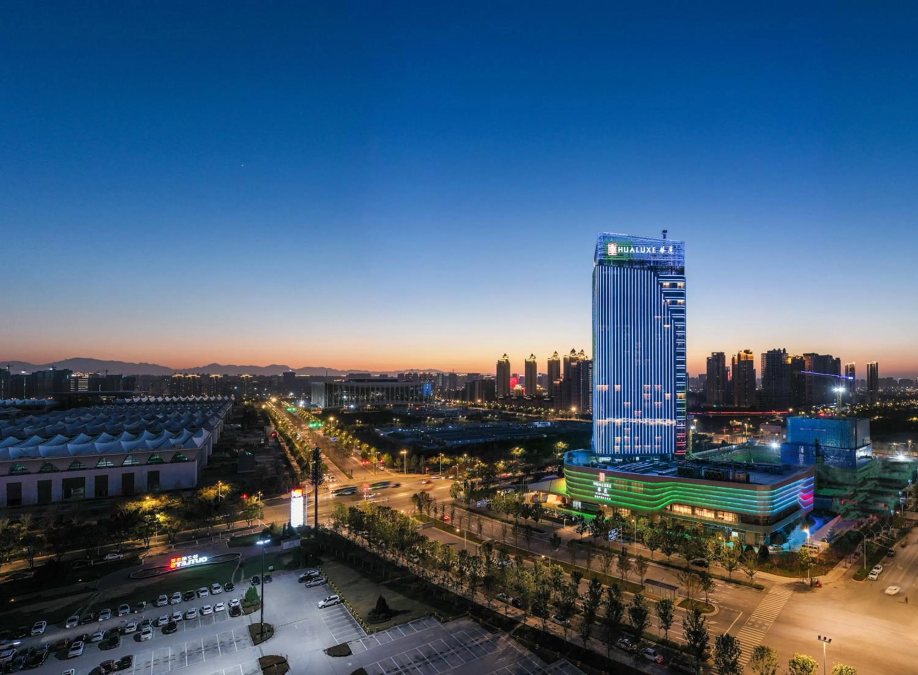 Property building in HUALUXE Xi'an Chanba by IHG-西安浐灞华邑酒店-Near Xi'an International Convention Exhibition Center and Shopping mall and The Romantic show of Xi'an-Free Luggage Storage-English Service