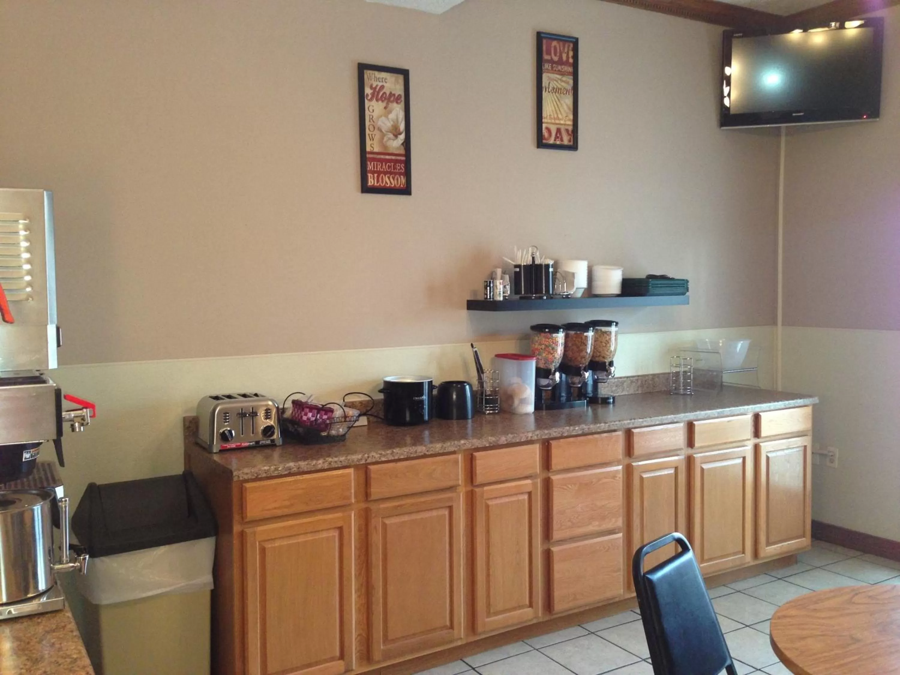 Restaurant/places to eat in Spinning Wheel Inn