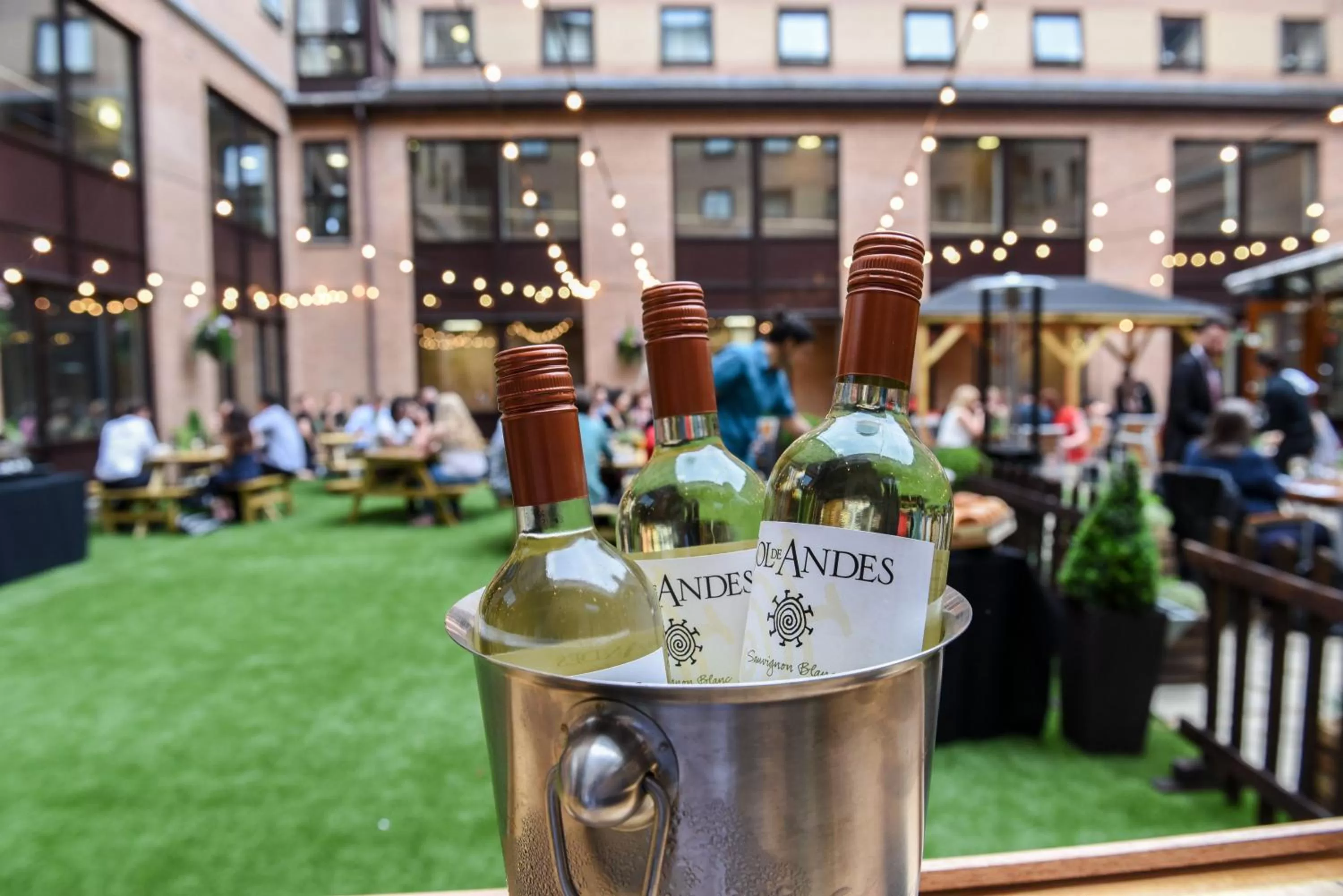 Restaurant/places to eat in Pendulum Hotel