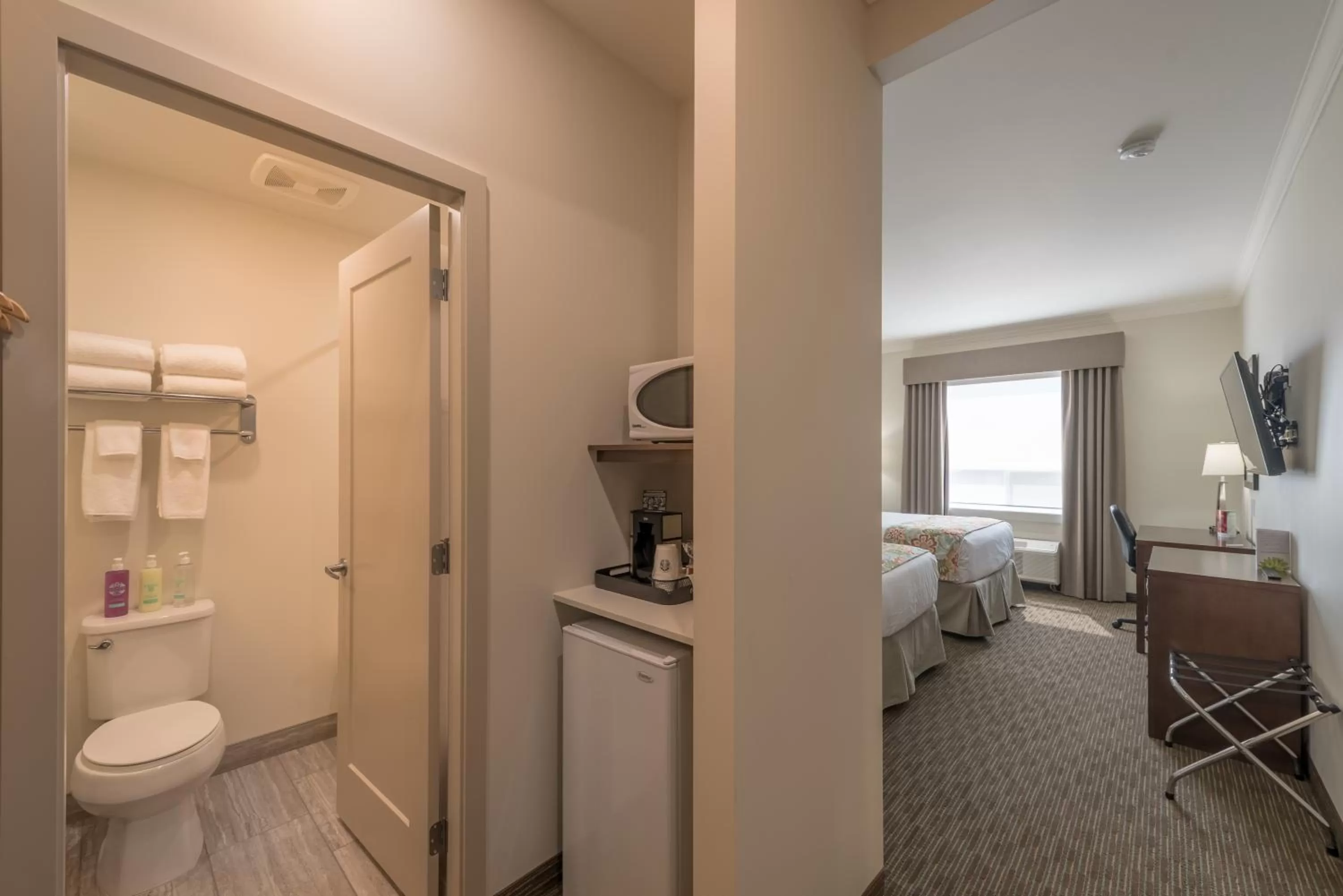 Toilet, Bed in Coast Oliver Hotel