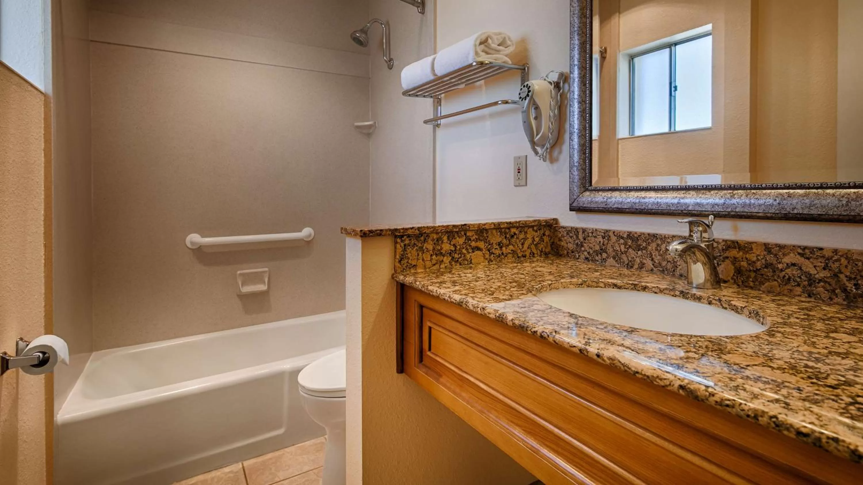 King Suite - Smoking in Best Western Plus A Wayfarer's Inn & Suites