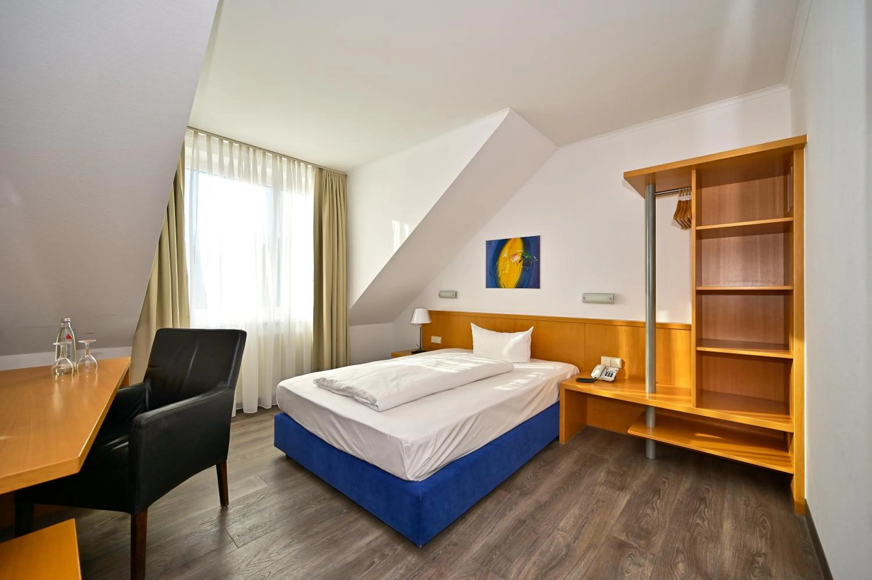 Photo of the whole room, Bed in HESSE HOTEL Celle