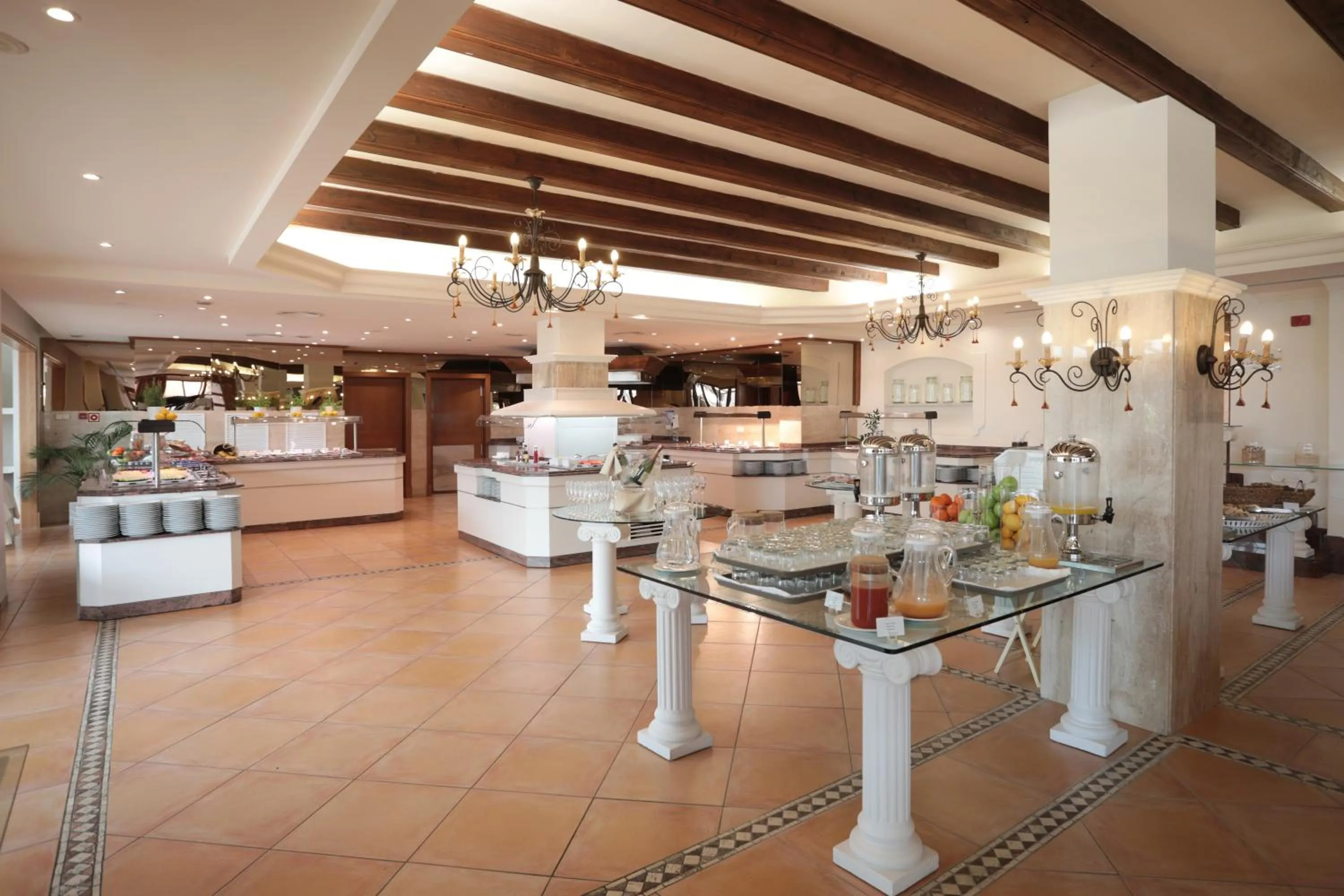 Restaurant/places to eat in Mon Port Hotel & Spa