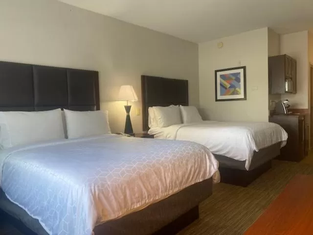 Queen Room with Two Queen Beds - Mobility Access Tub/Non-Smoking in Holiday Inn Express Hotel & Suites Hinesville, an IHG Hotel