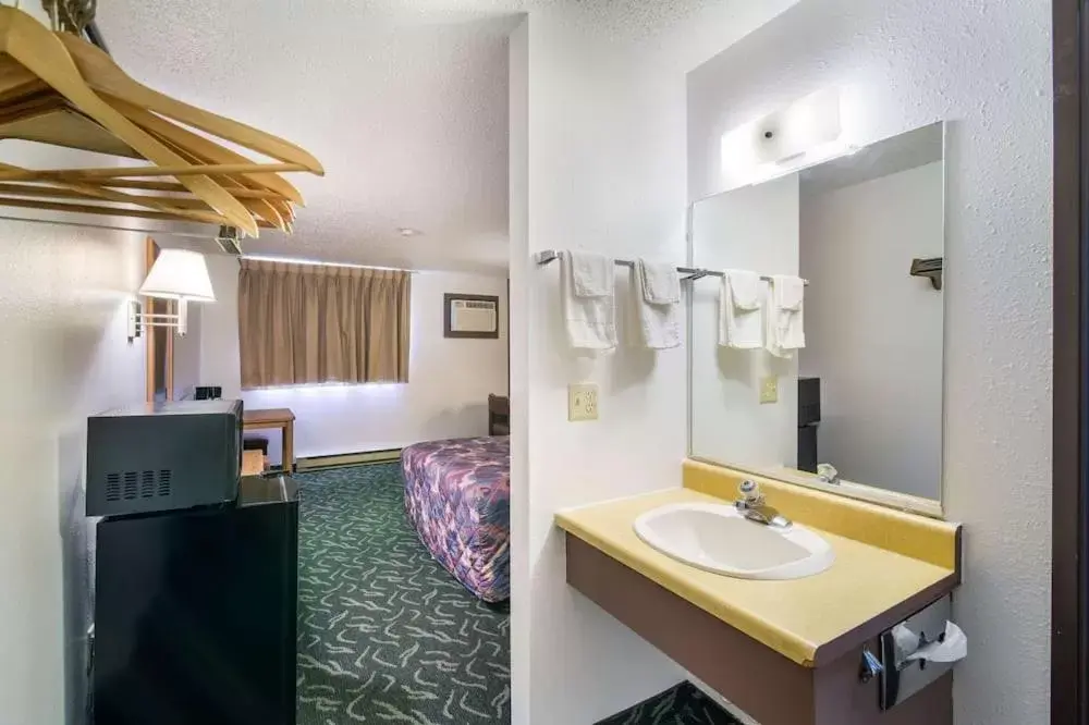 Double Room with Two Double Beds - Non-Smoking in Rodeway Inn Gateway to Medora T-Roosevelt & Makoshika State Park Double Room with Two Double Beds - Non-Smoking in Rodeway Inn Gateway to Medora T-Roosevelt & Makoshika State Park