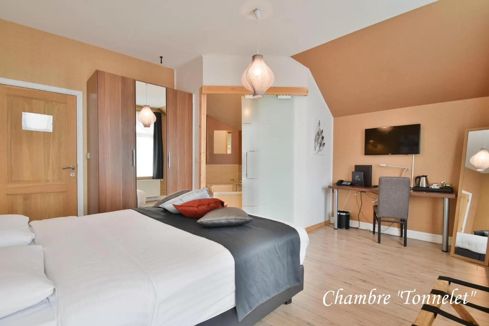 Bedroom, Bed in Hôtel l'Ecrin d'Ô