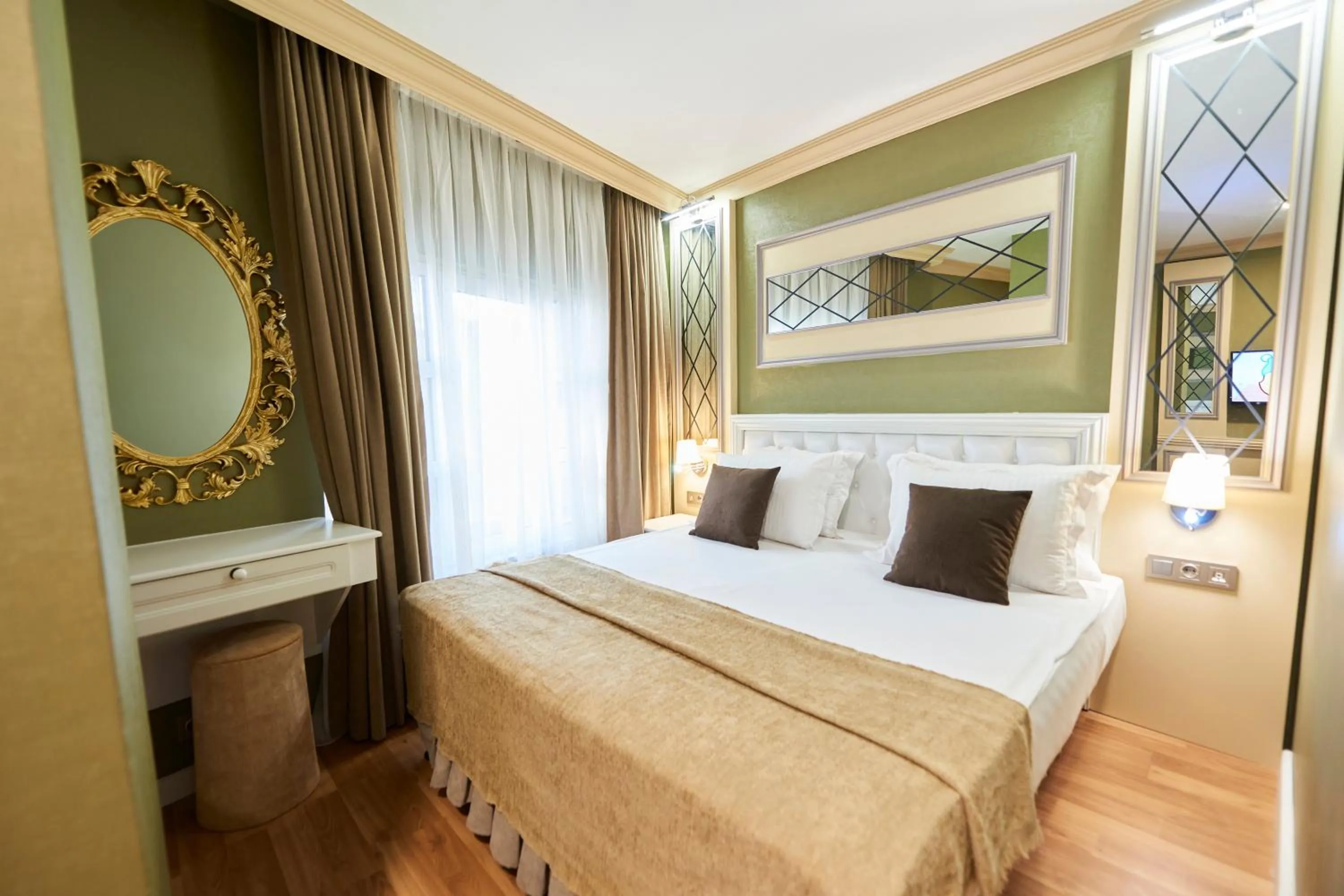 Photo of the whole room, Bed in Sunlight Hotel