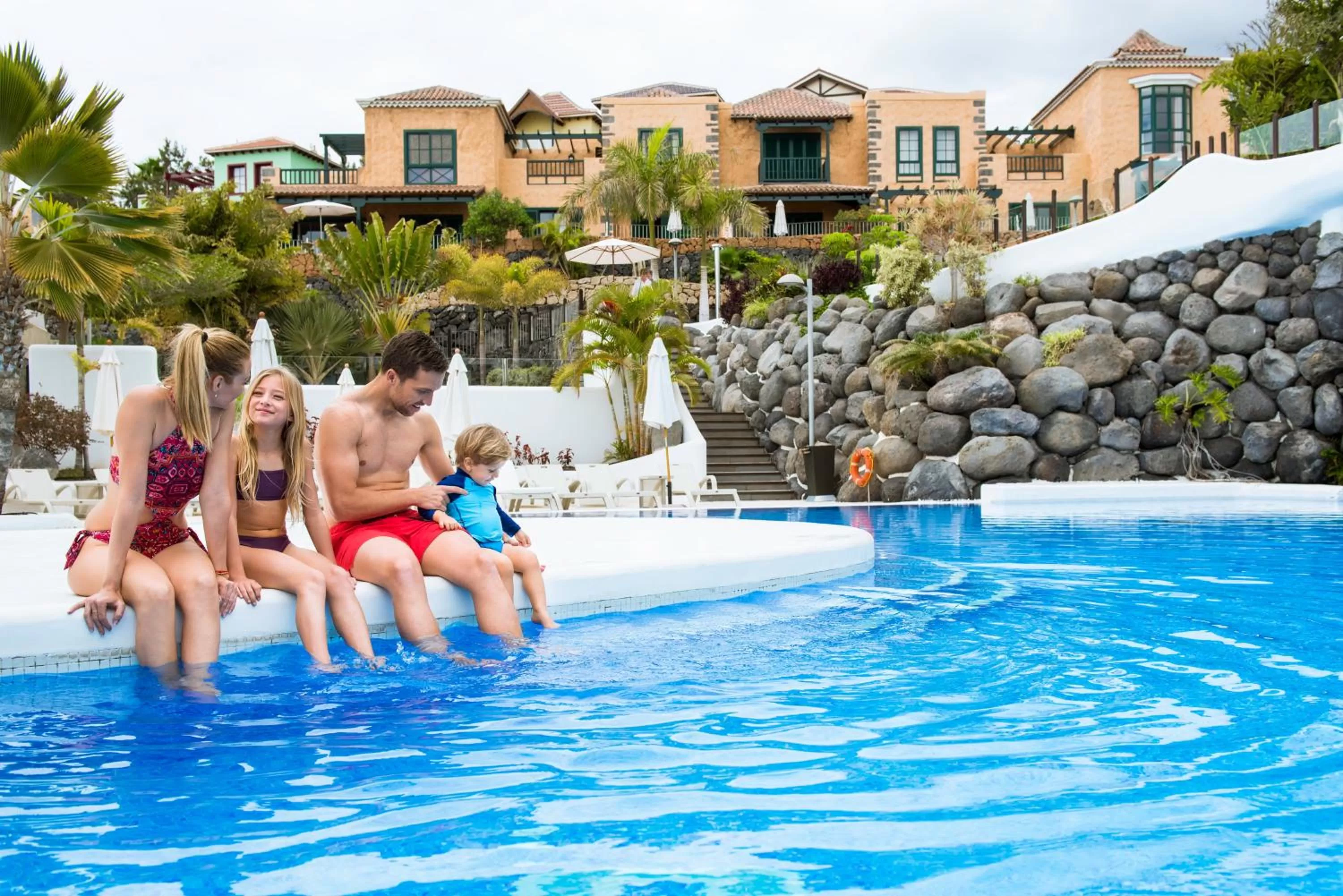 Swimming pool in Hotel Suite Villa Maria