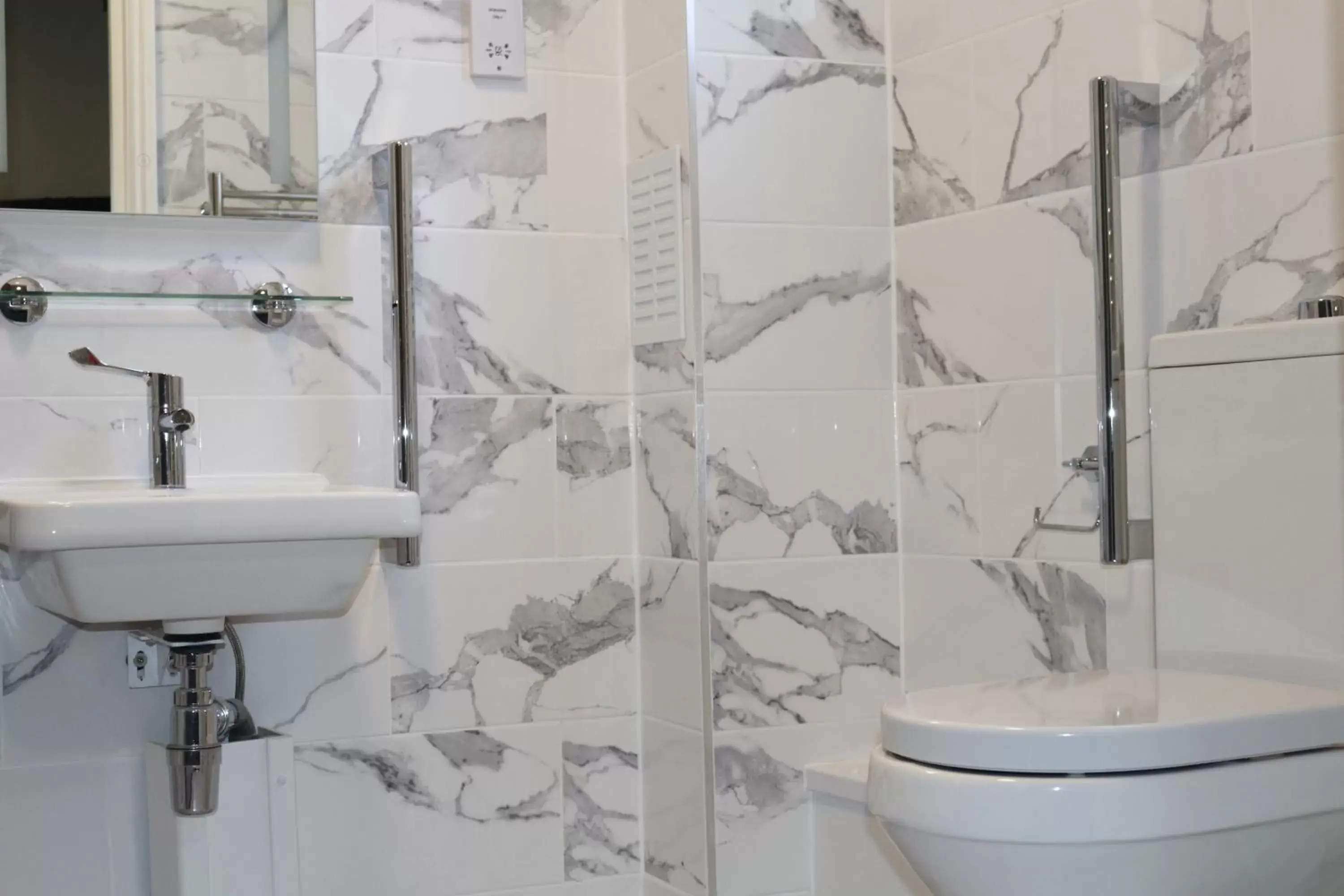 Double Room - Disability Access in Blue Sapphire Hotel Double Room - Disability Access in Blue Sapphire Hotel