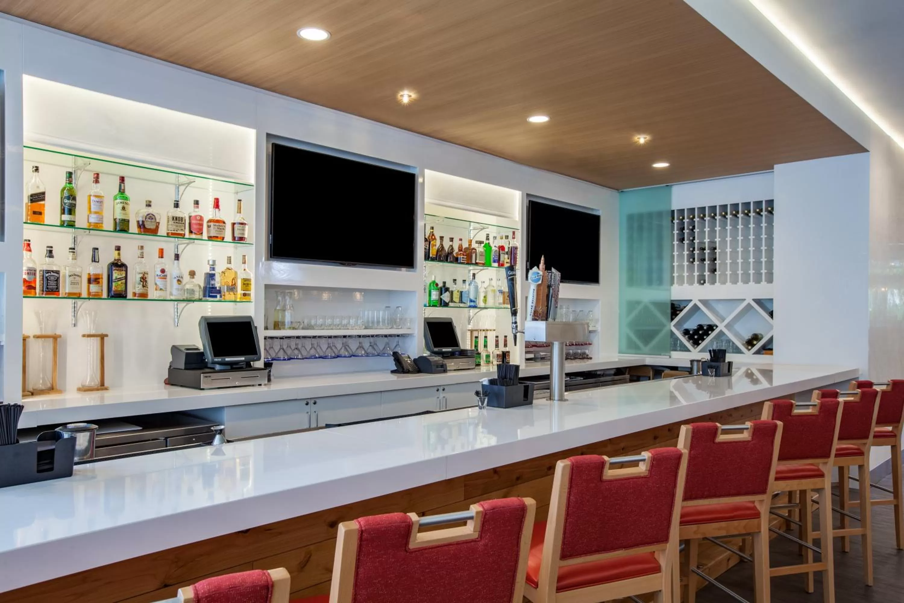 Lounge or bar in Holiday Inn Cleveland Clinic by IHG