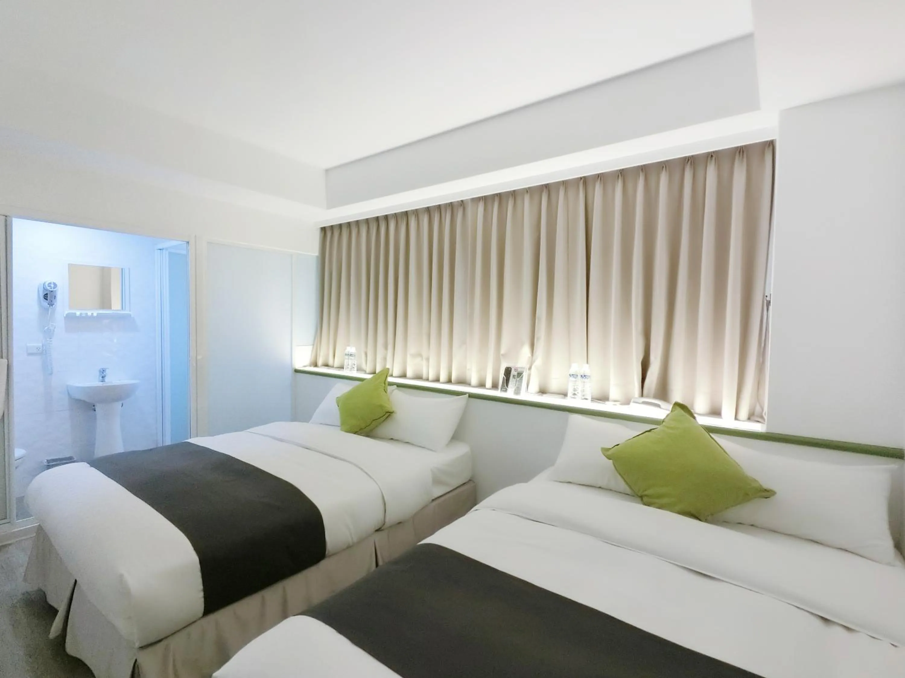 Photo of the whole room, Bed in T.O. Hotel Chengde