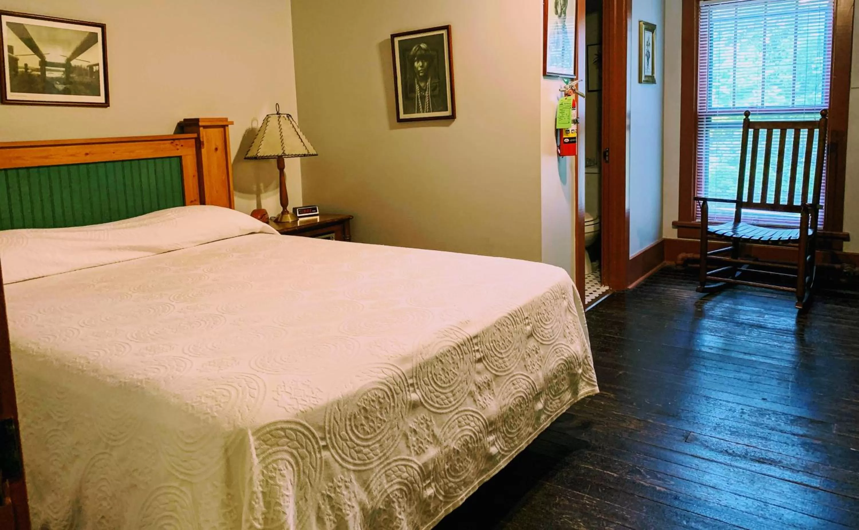 Bedroom, Bed in Lakeside Inn