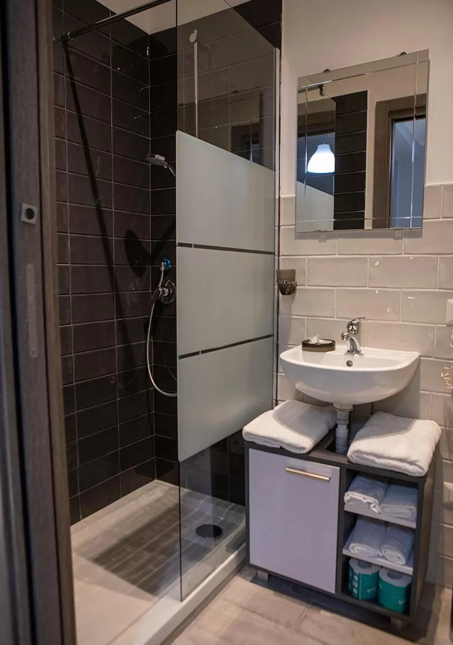 Shower, Bathroom in zuroli suite