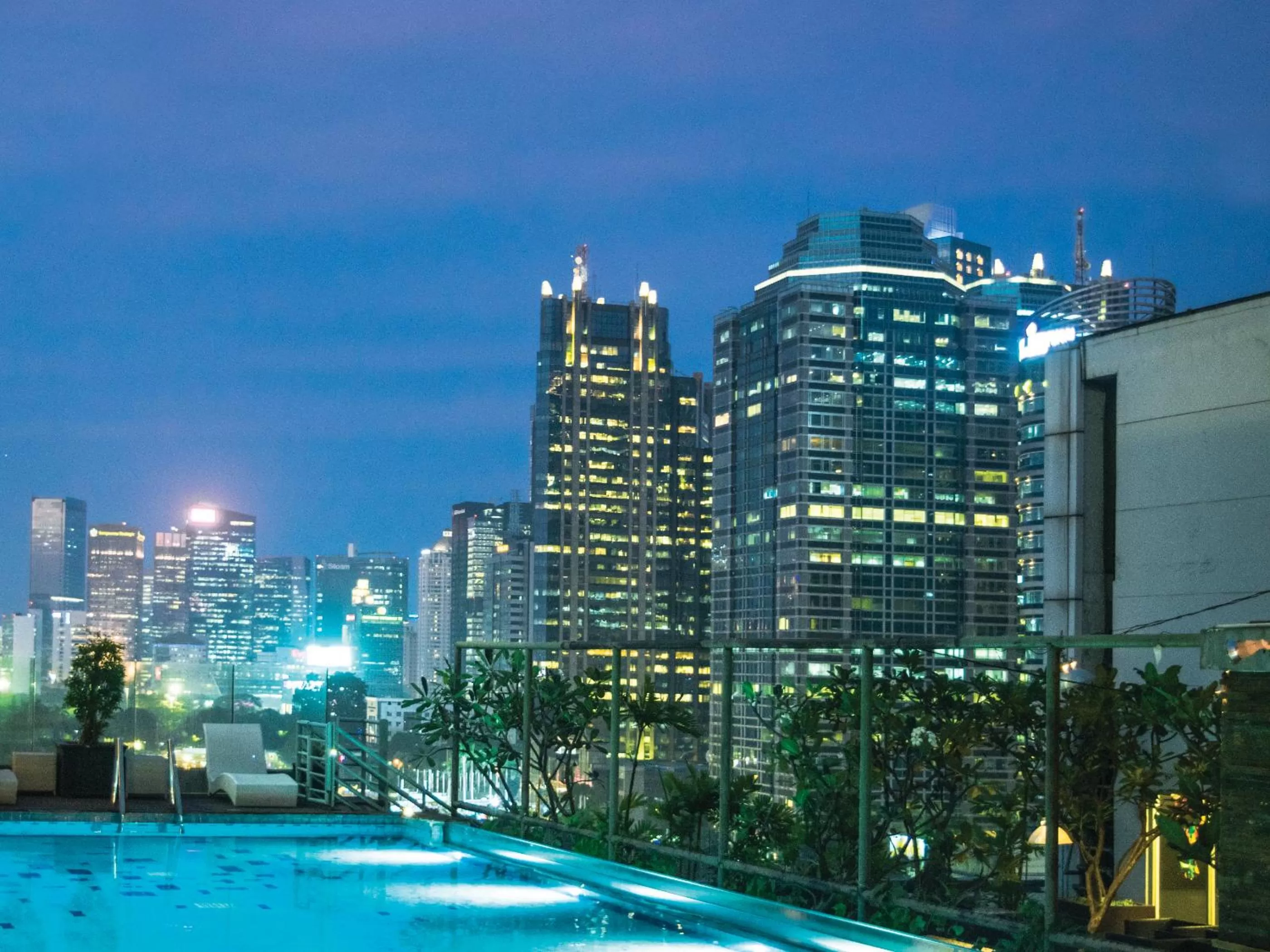 Swimming pool in HARRIS Suites fx Sudirman