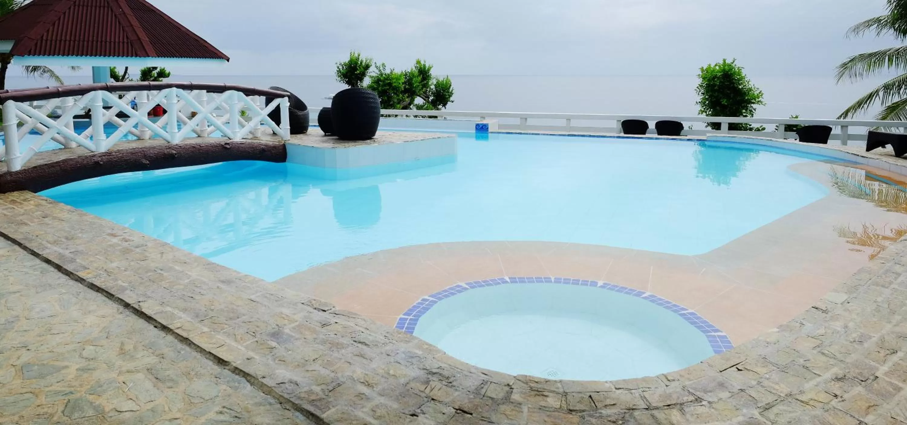 Swimming pool in Cliffside Resort