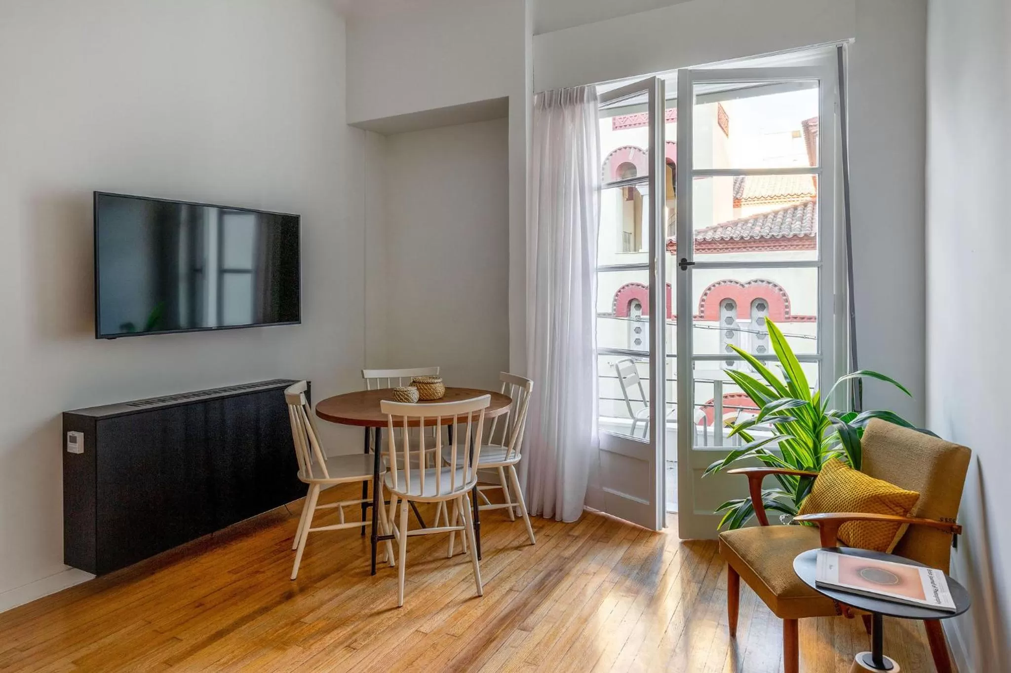 Living room, Dining Area in ZOIA The Met by UPSTREET