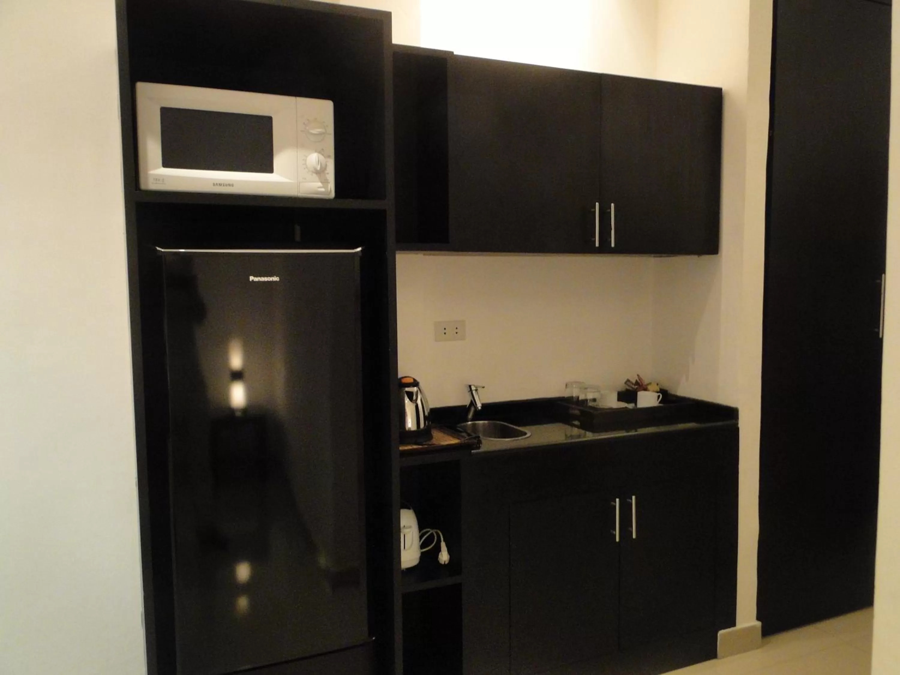 Kitchen or kitchenette in East Suites