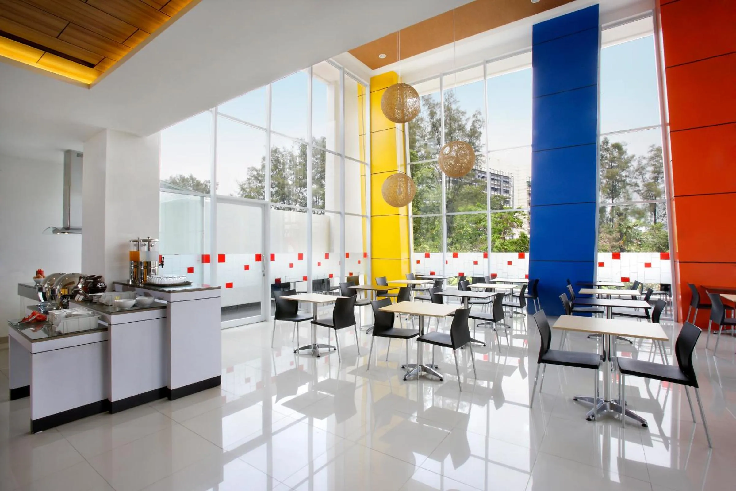 Restaurant/places to eat in Amaris Hotel Dr. Susilo Grogol