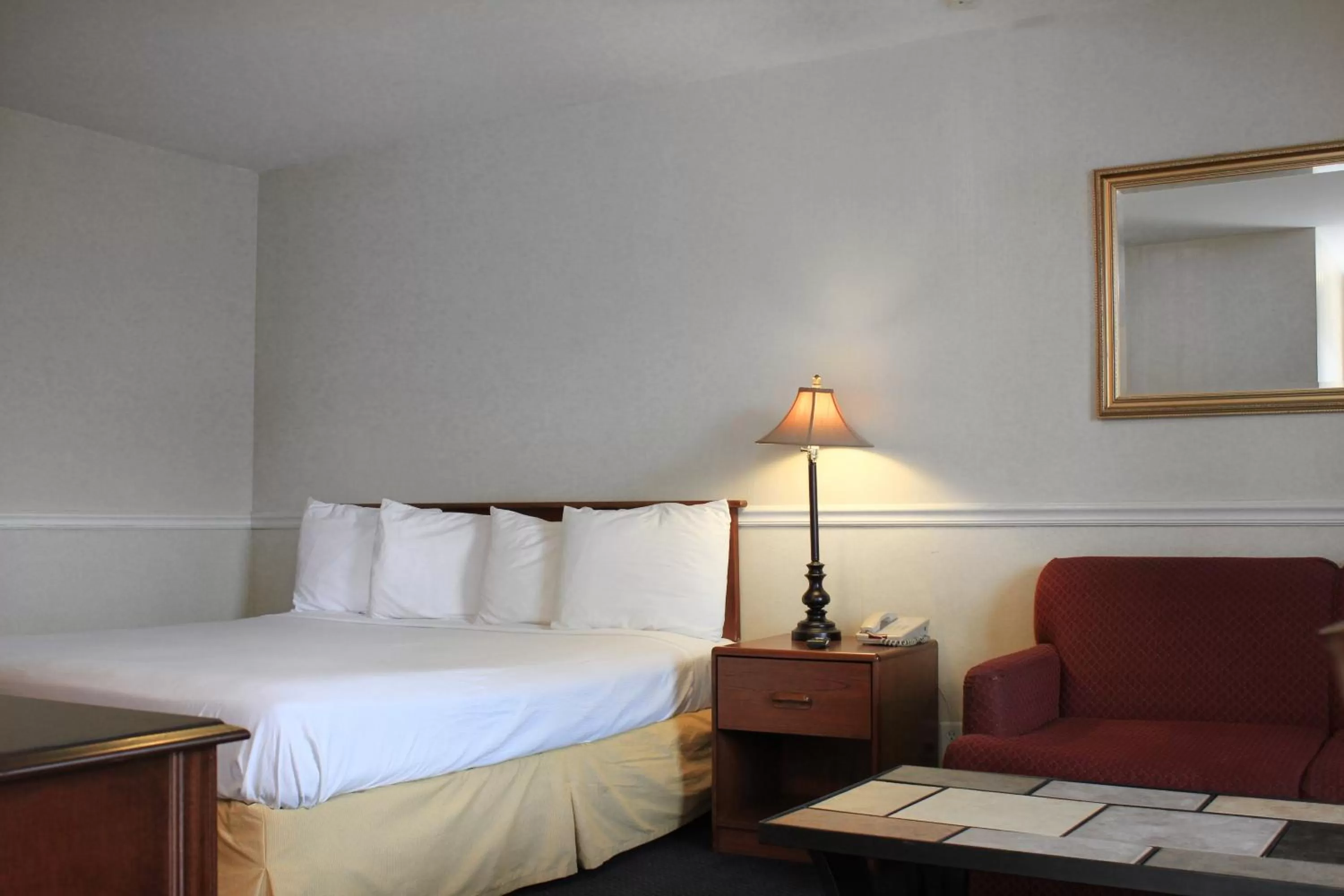 Bed in Alpine Inn & Suites Rockford